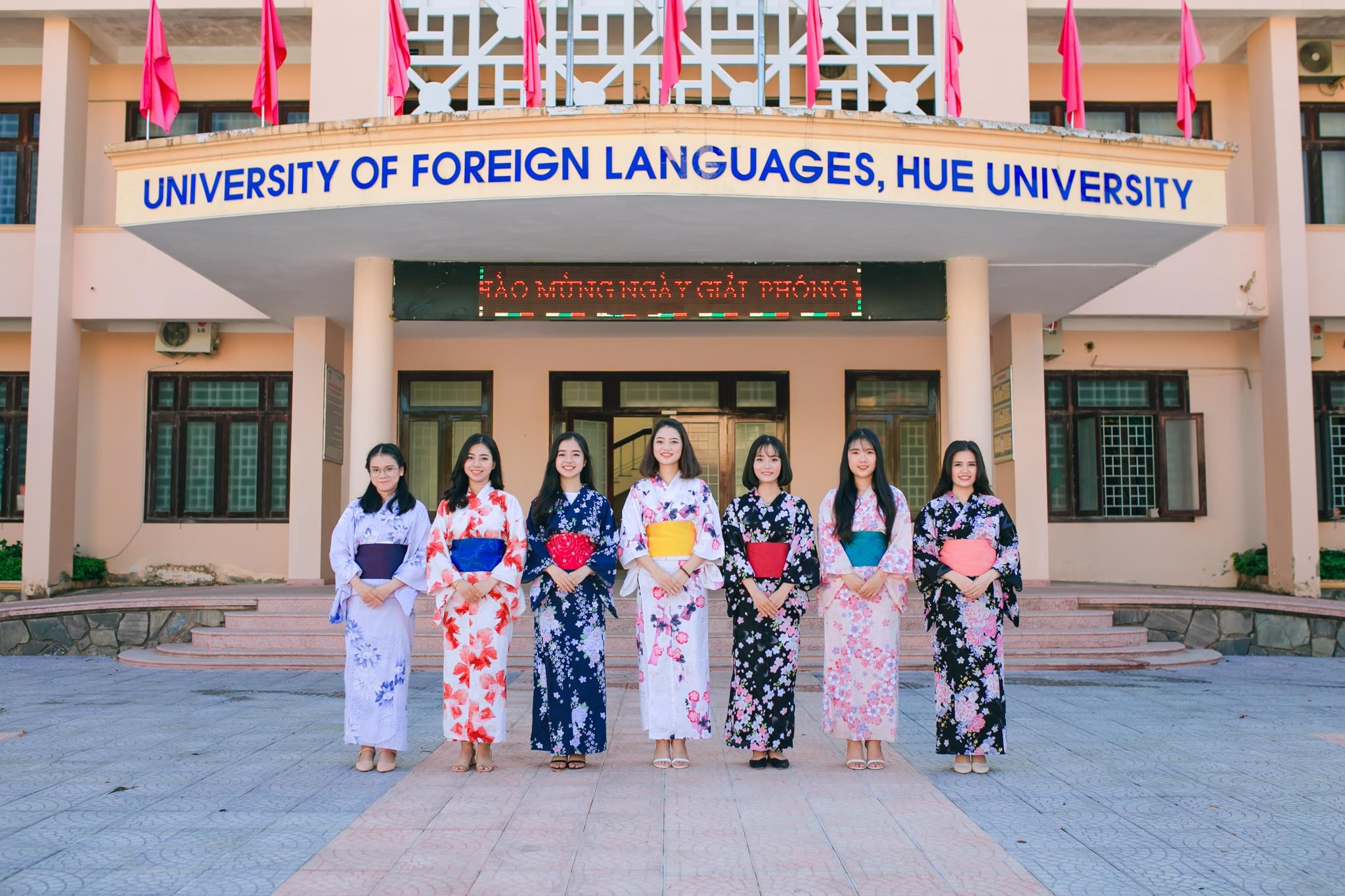 Sinh vien Hue hoa thieu nu Nhat Ban anh 1