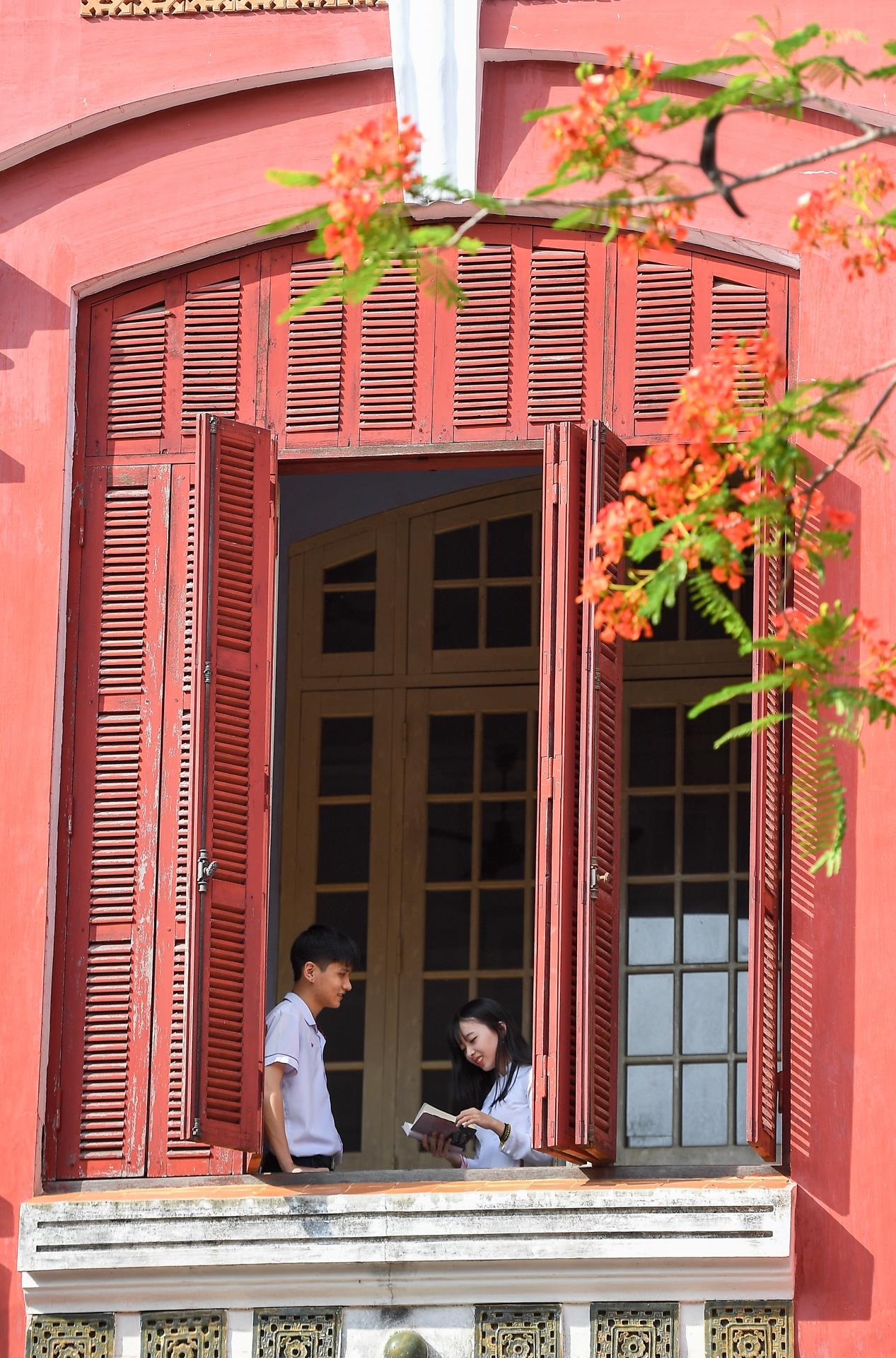 Nu sinh Quoc hoc Hue anh 2