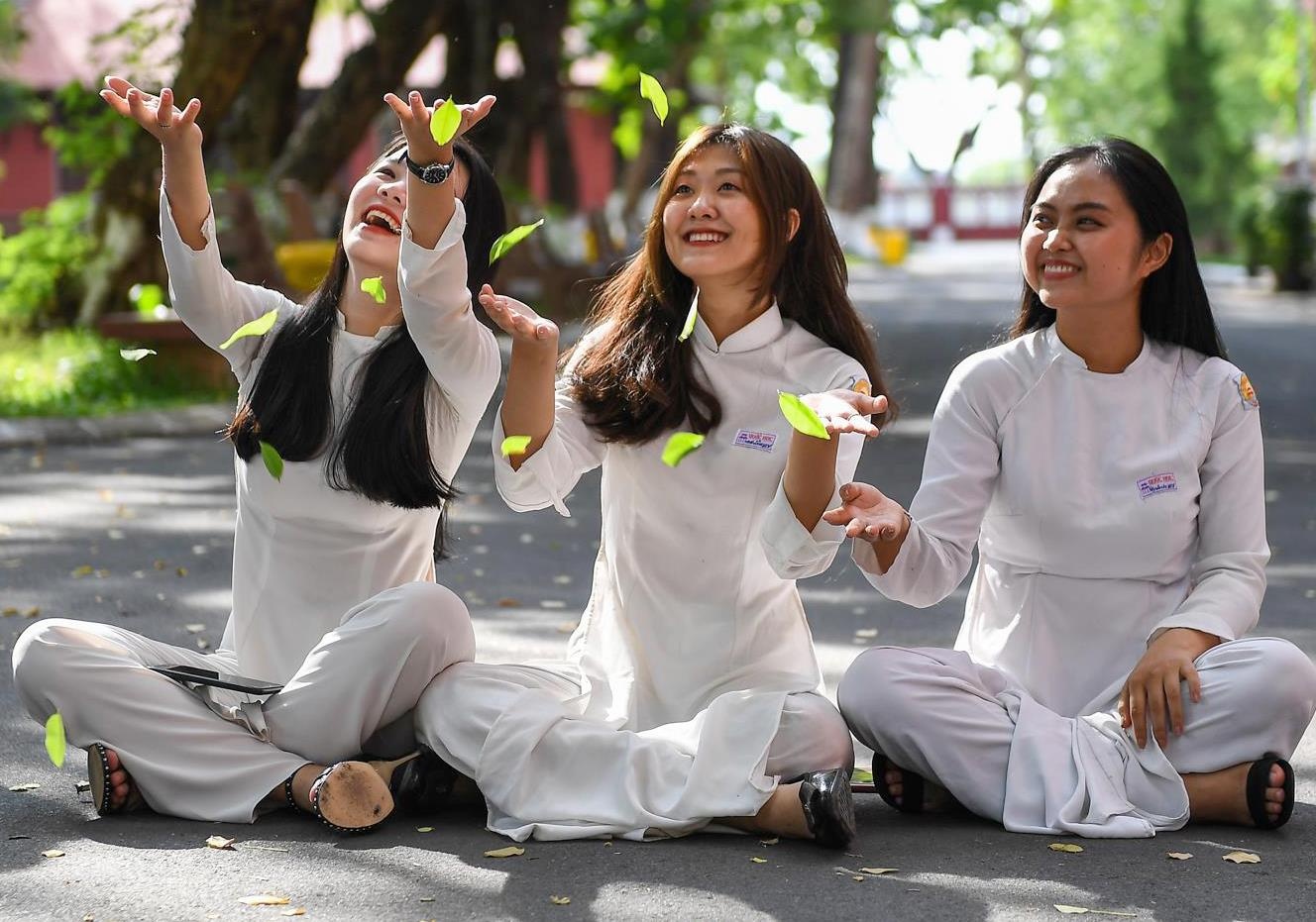 Nu sinh Quoc hoc Hue xinh tuoi ngay ra truong hinh anh