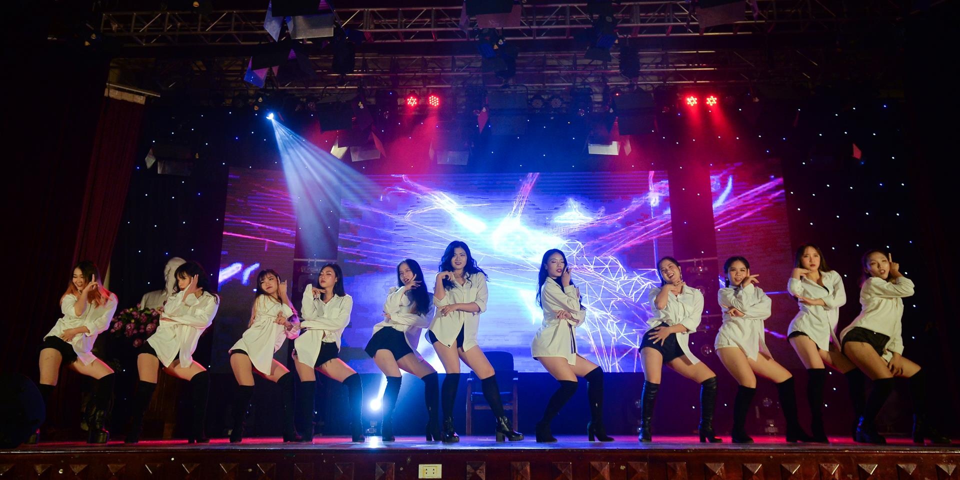 Sinh vien Bao chi nhay sexy tren nen nhac 'Nhu loi don' hinh anh