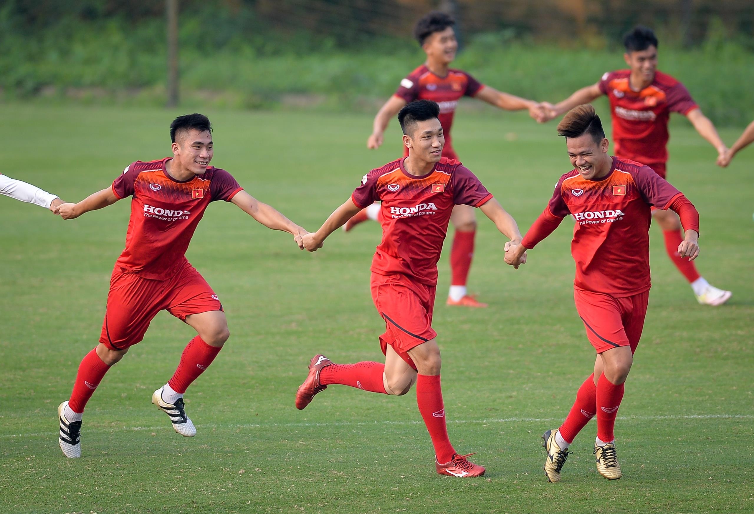 U23 Viet Nam vua nam tay nhau vua thi chay hinh anh