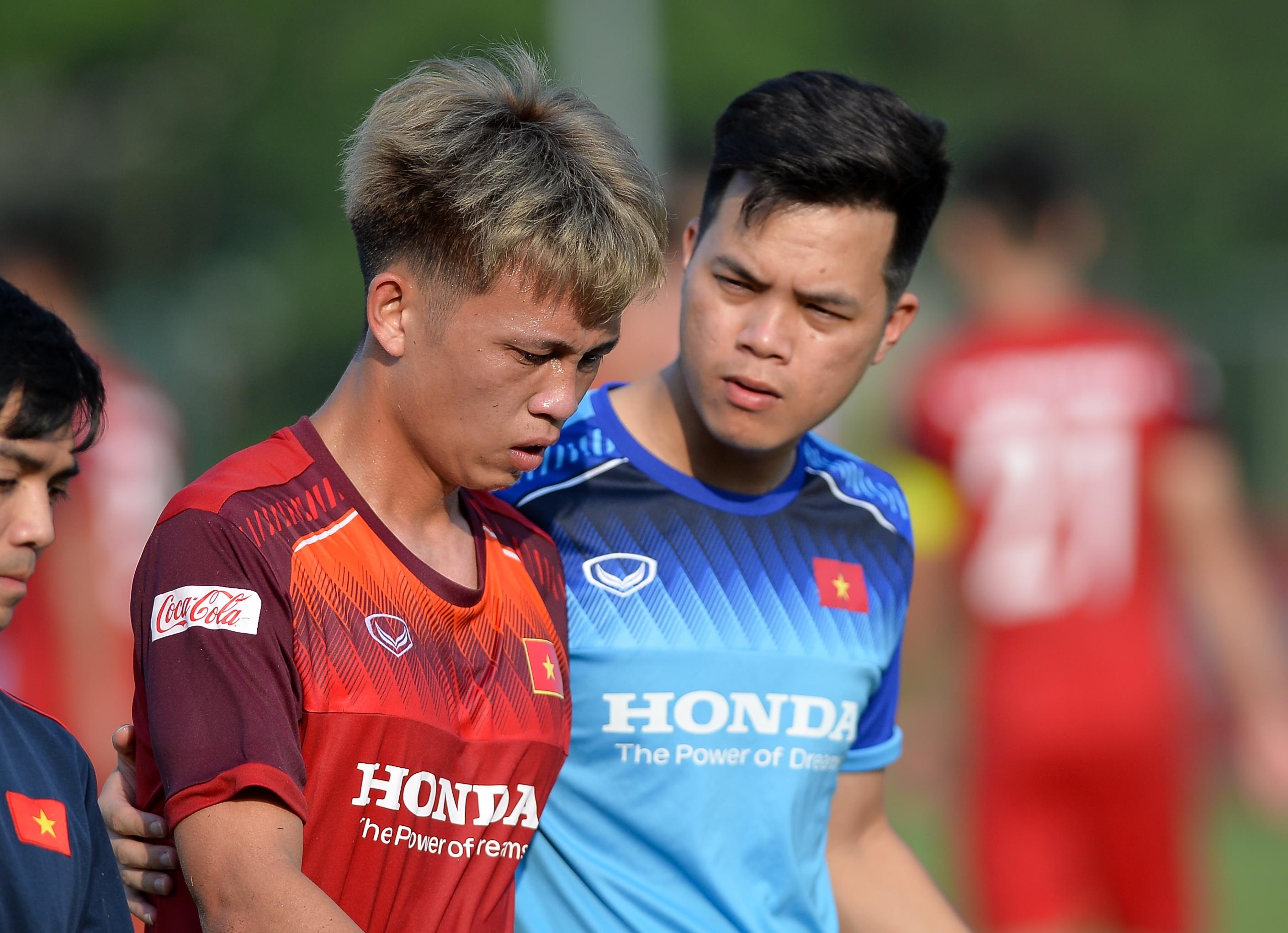 Da giu chan, U23 Viet Nam van mat 2 cau thu vi chan thuong hinh anh