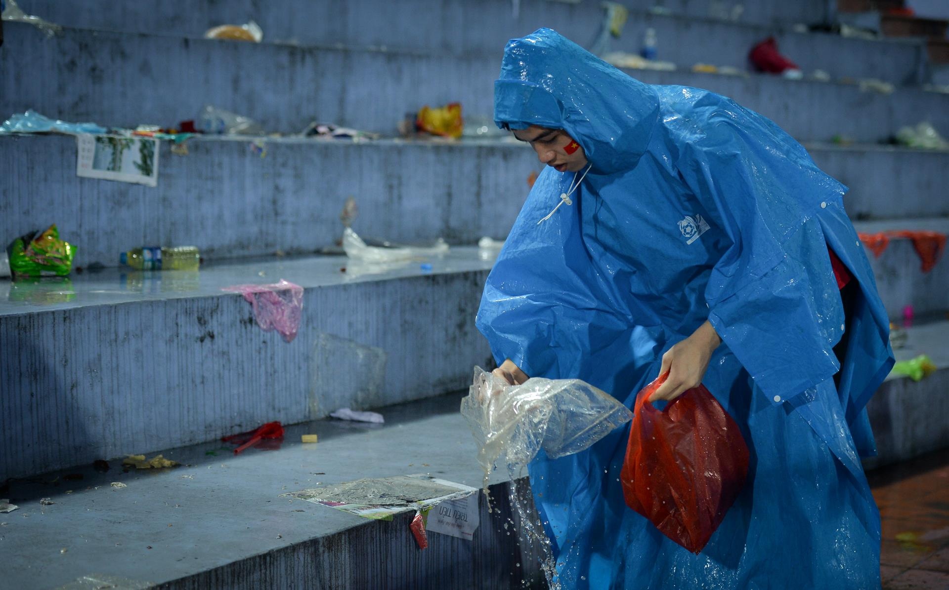 Du hoc sinh Nhat don rac sau tran cua U23 anh 3