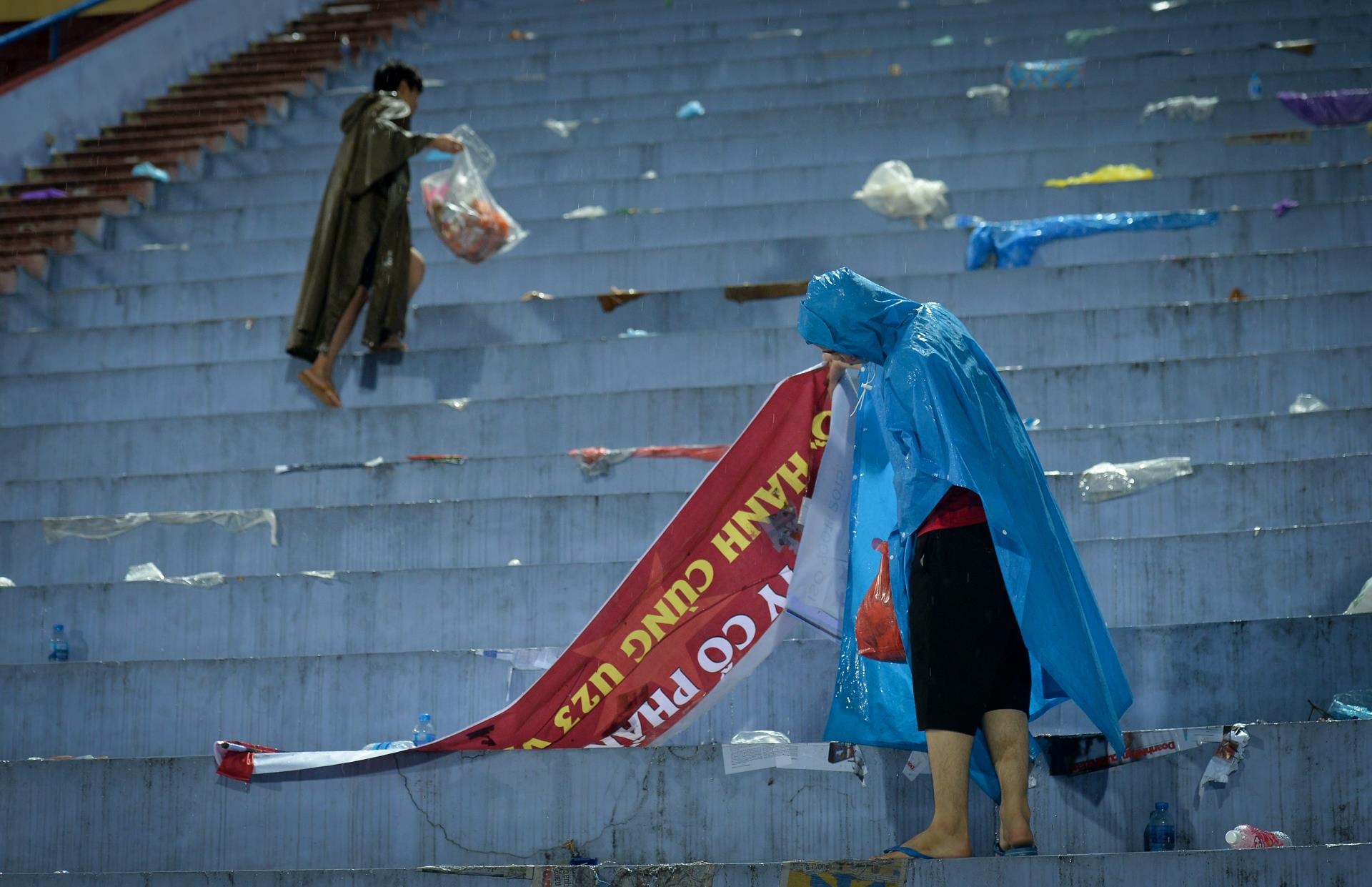 Du hoc sinh Nhat don rac sau tran cua U23 anh 4