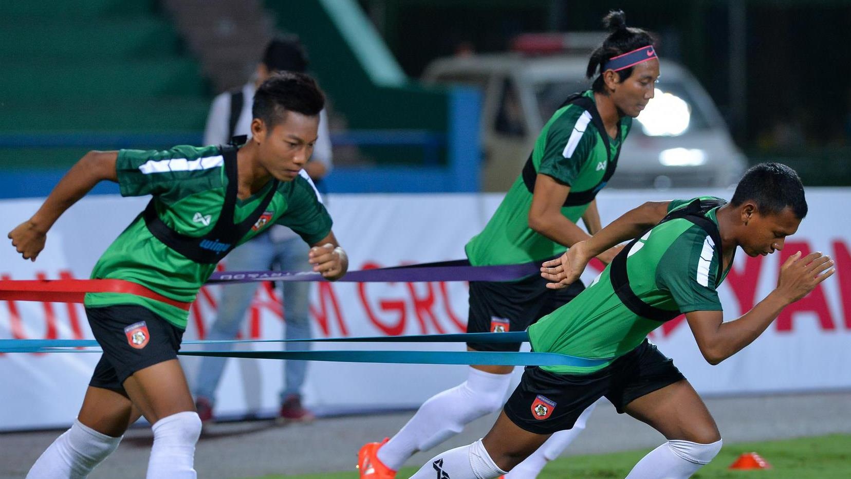 U23 Myanmar mac ao cong nghe cao, tap cung day khang luc hinh anh