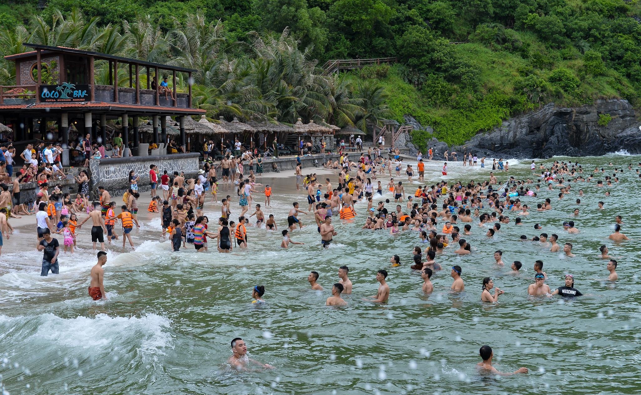 tam bien Cat Ba truoc bao so 2 anh 1