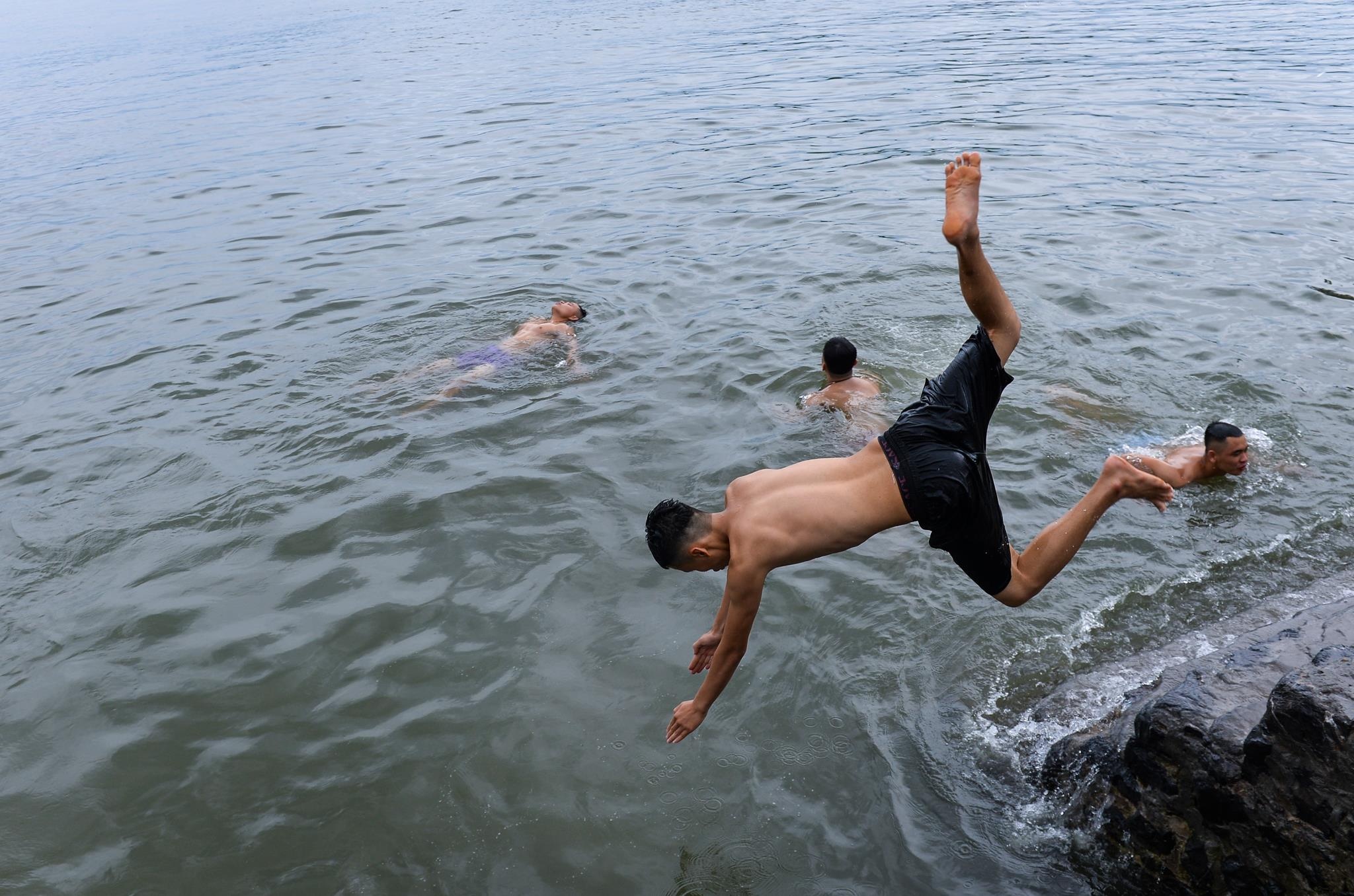 tam bien Cat Ba truoc bao so 2 anh 6