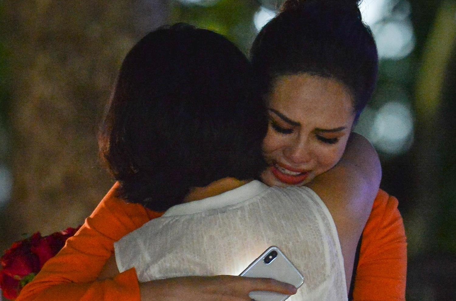 Ban gai Trong Dai om nguoi than va khoc nuc no sau khi bi loai hinh anh