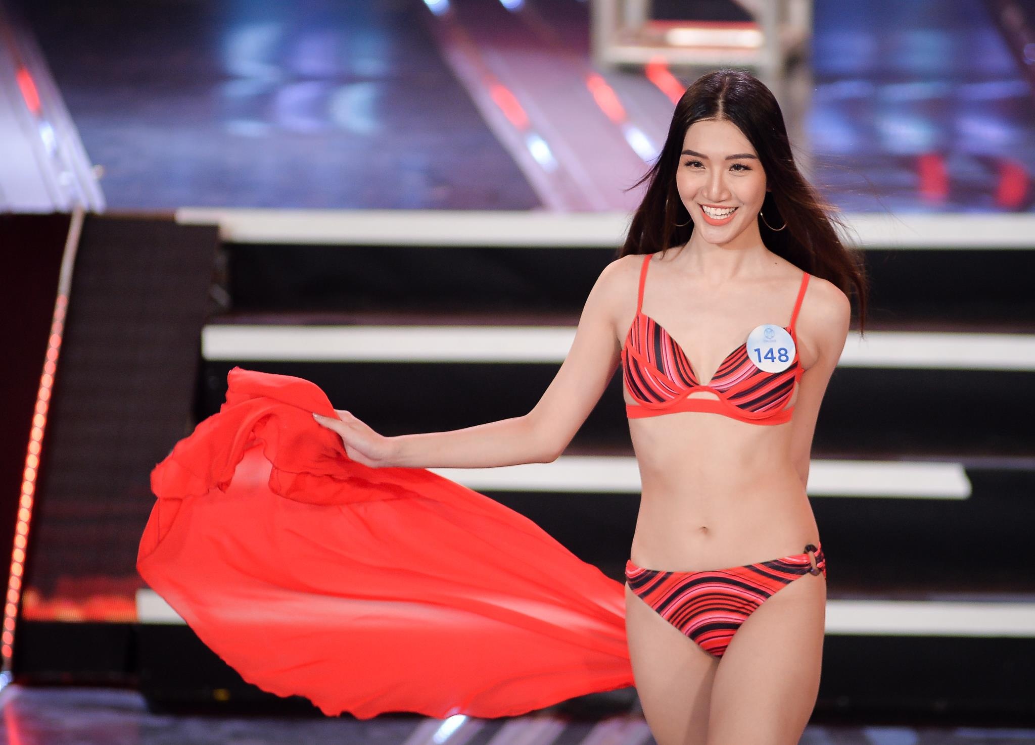 Dan thi sinh Hoa hau The gioi Viet Nam trinh dien bikini nong bong hinh anh