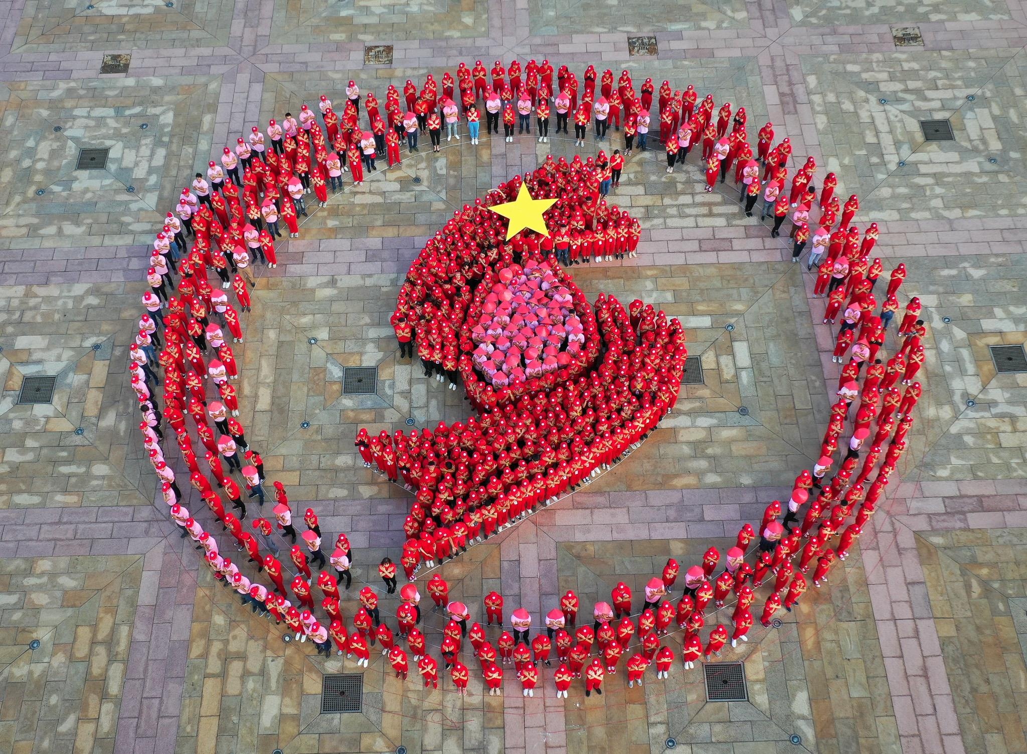 Nam nu tinh nguyen vien di hien mau, khieu vu, xep hinh hinh anh