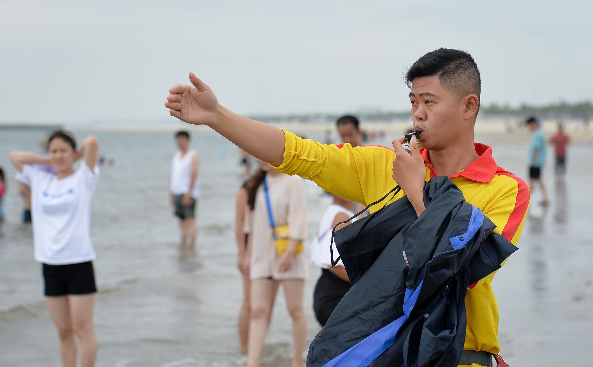 du khach tam bien ha long truoc bao so 3 anh 2