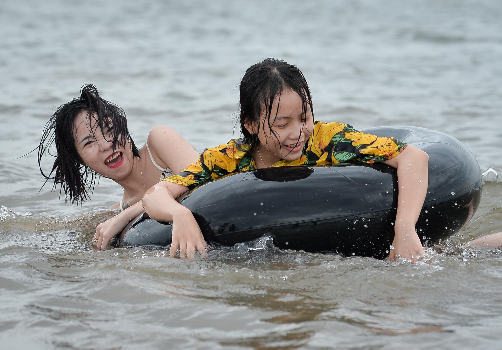 du khach tam bien ha long truoc bao so 3 anh 4