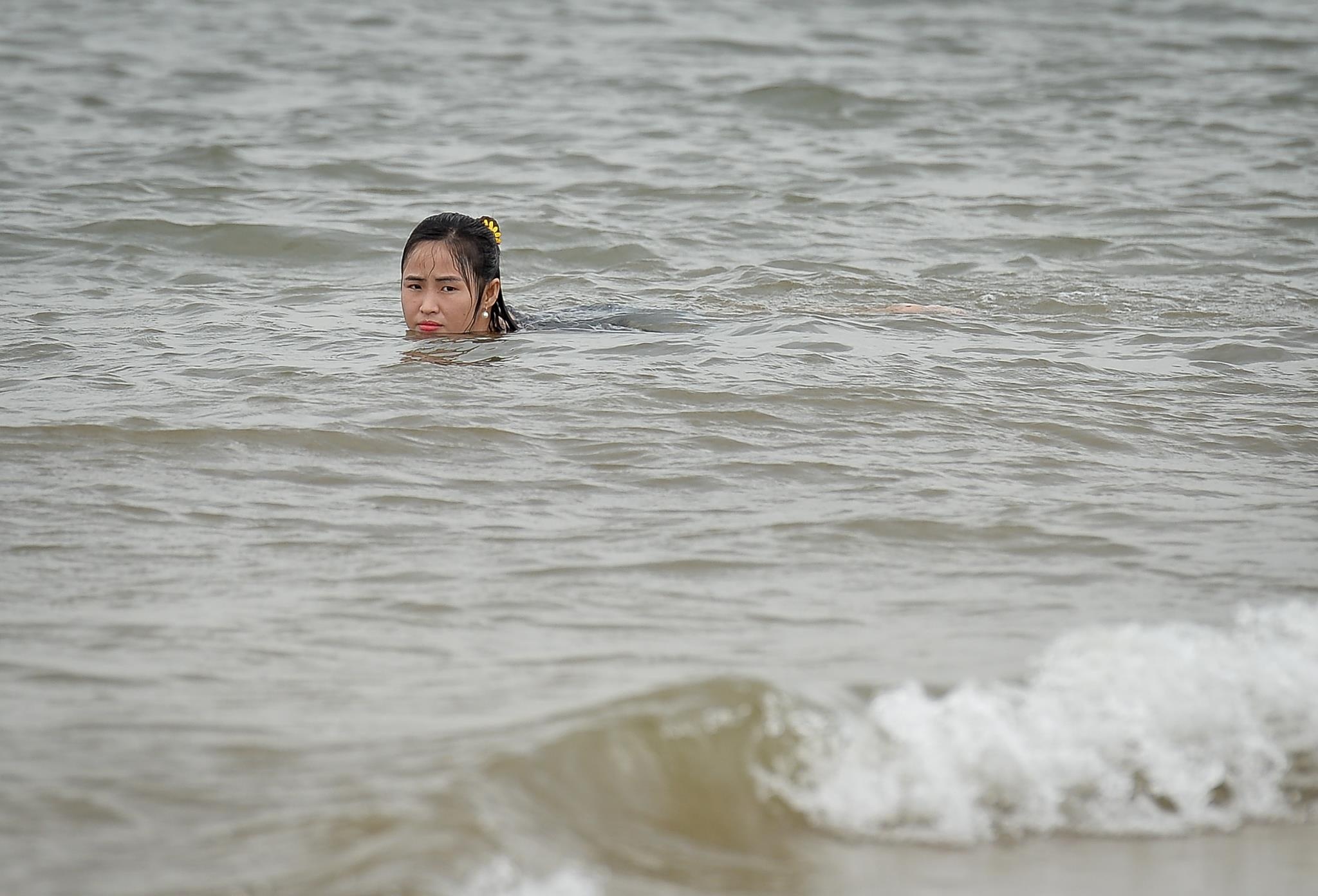 du khach tam bien ha long truoc bao so 3 anh 5