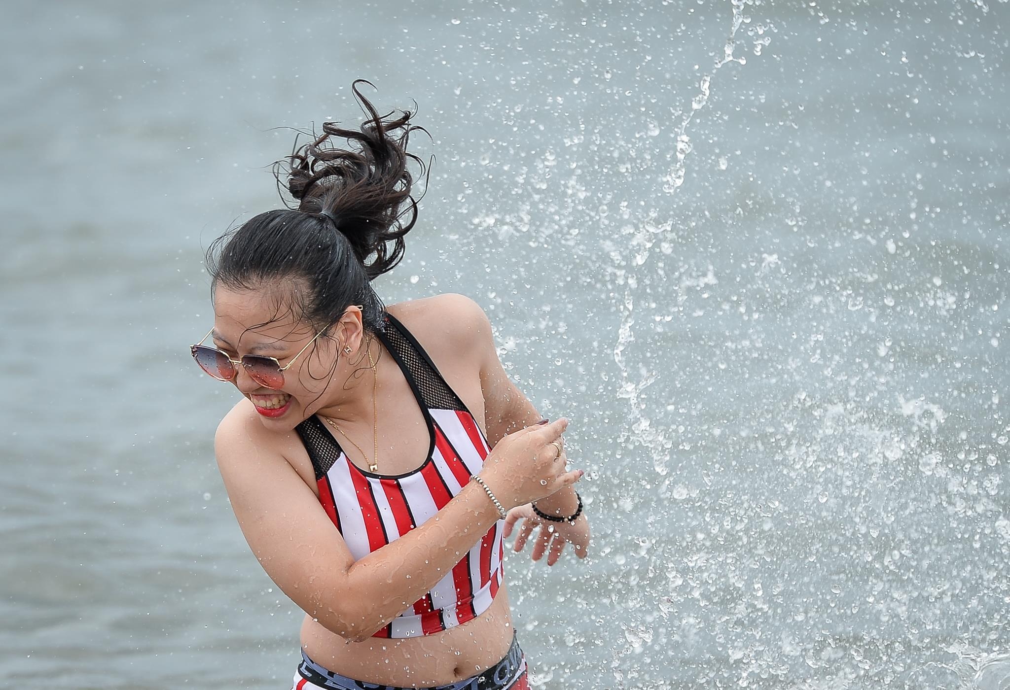 Bat chap lenh cam, hang tram du khach van tam bien Ha Long truoc bao hinh anh