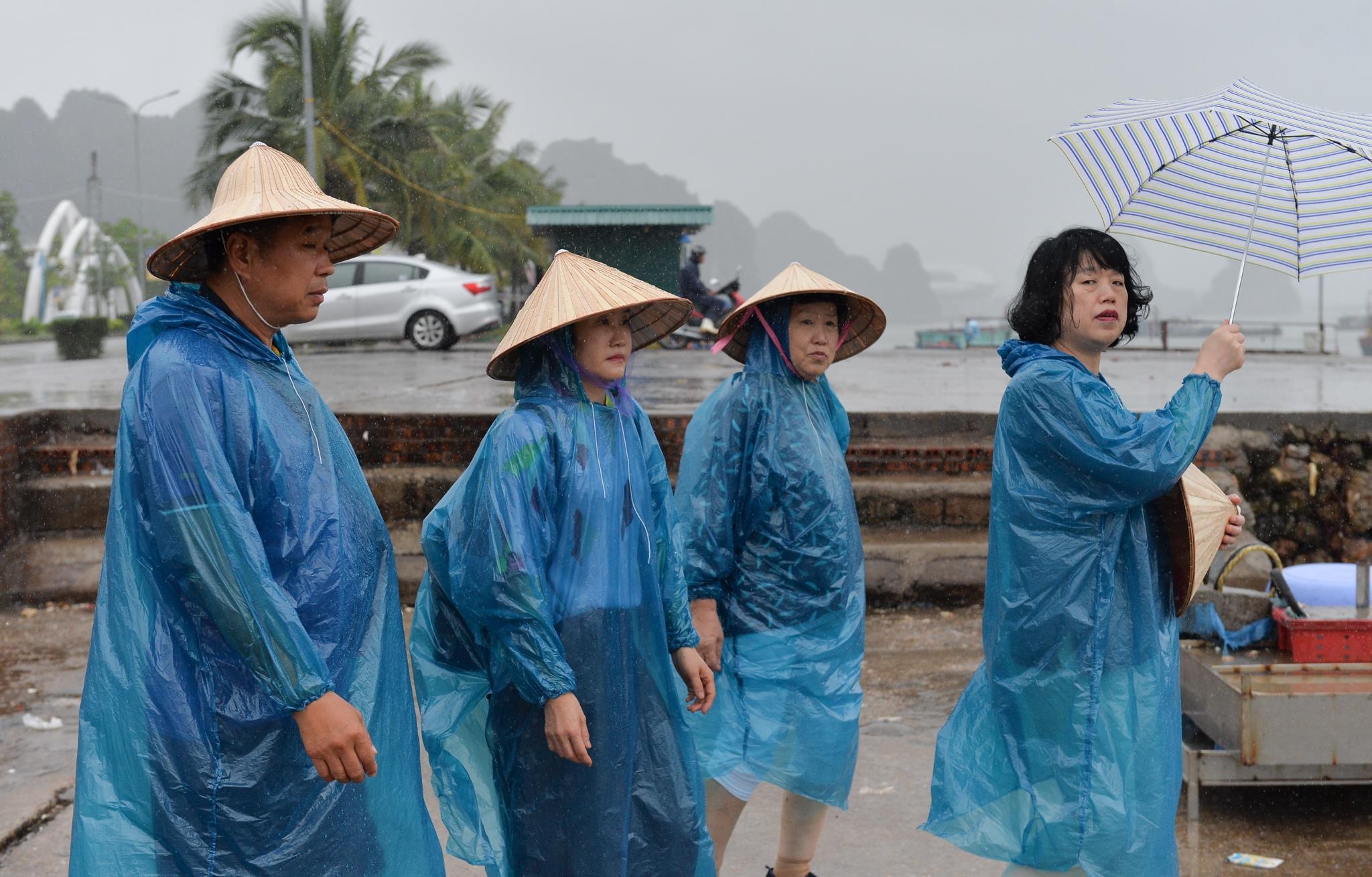 Du khach hon nhau sau bao so 3 anh 1