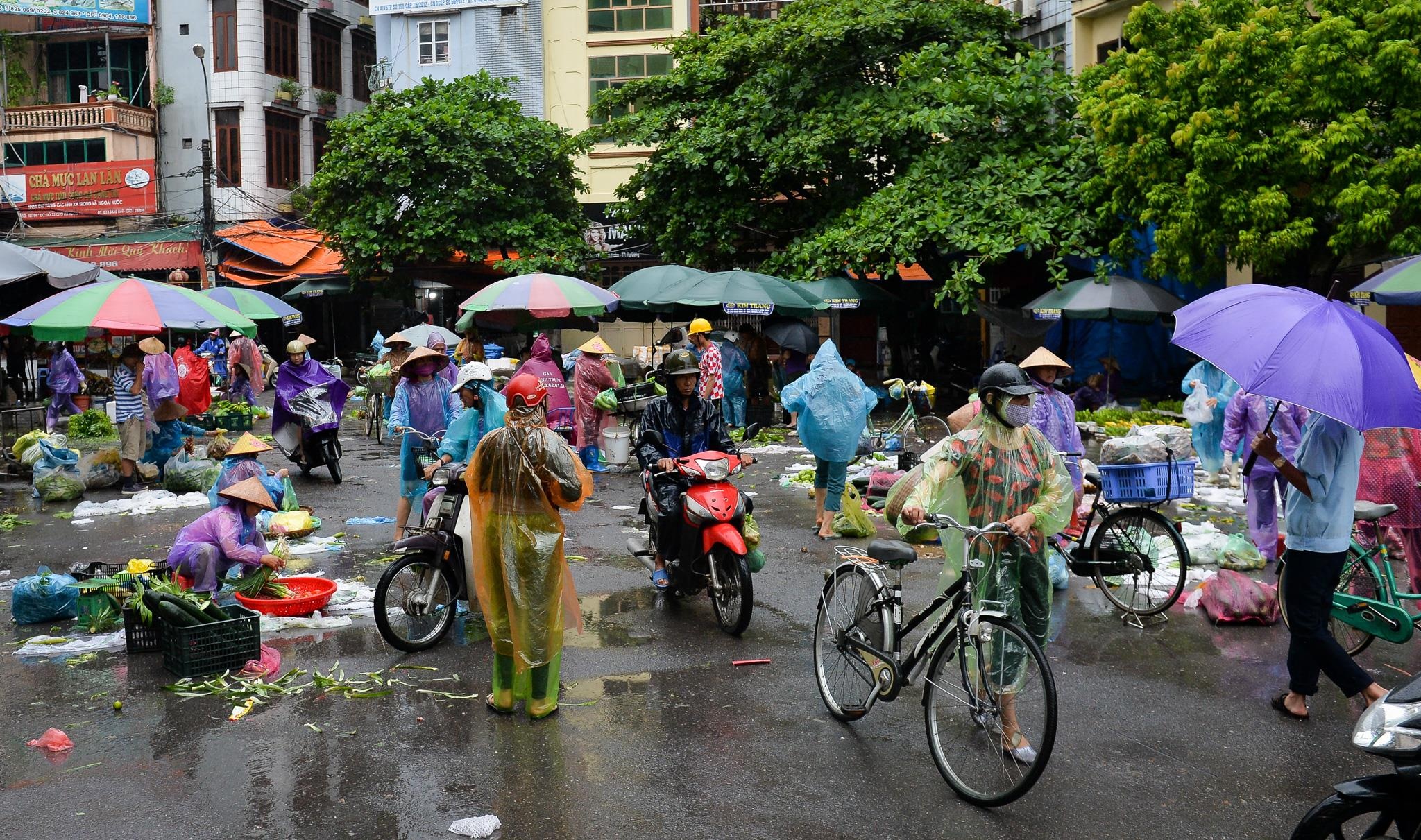 Du khach hon nhau sau bao so 3 anh 3