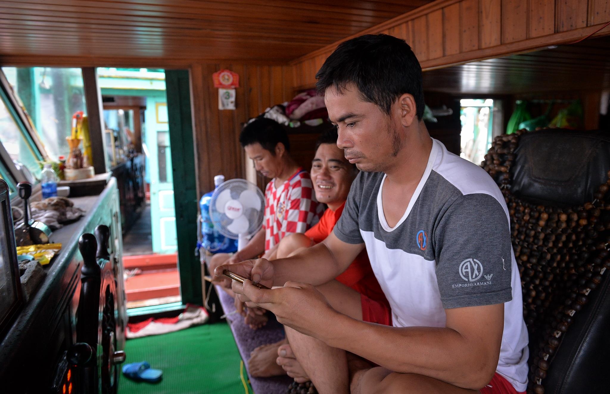 Du khach hon nhau sau bao so 3 anh 8