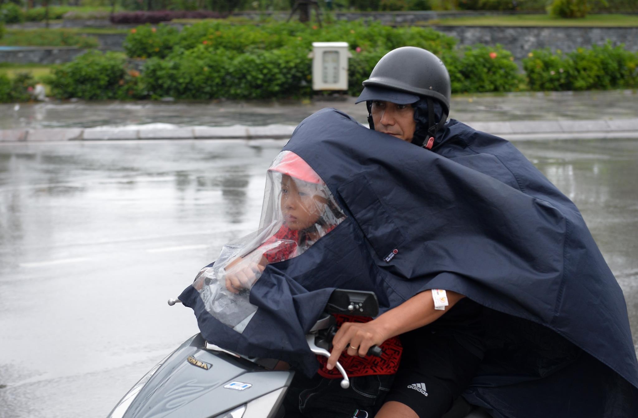 Du khach hon nhau sau bao so 3 anh 9