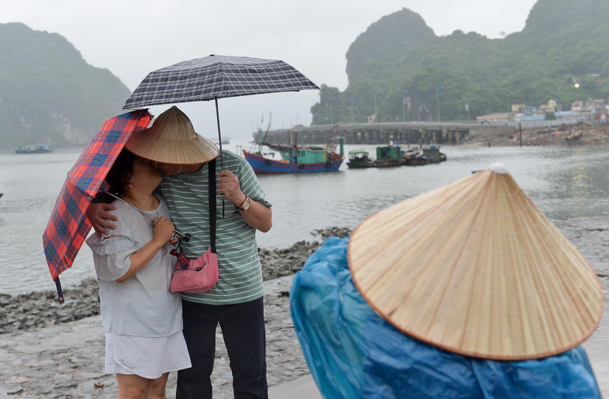 Sau bao so 3, duong pho Ha Long tap nap ngay tu sang hinh anh