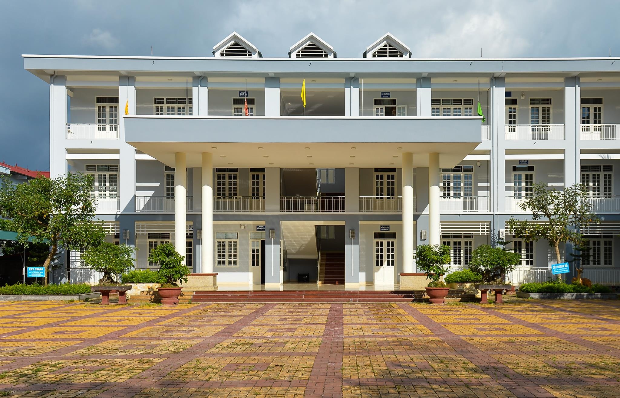 Truong chuyen Cao Bang - noi Hoa hau Thuy Linh tung theo hoc hinh anh