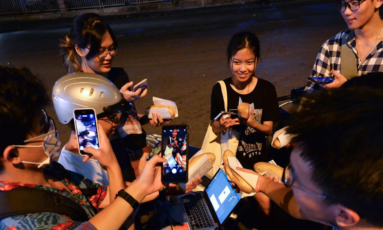 Xep hang luc rang sang de mua banh mi 'ho lon' o Ha Noi hinh anh