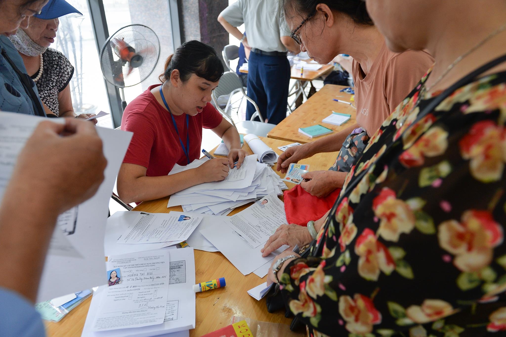 Hang tram nguoi xep hang lam the xe buyt mien phi 5 nam hinh anh