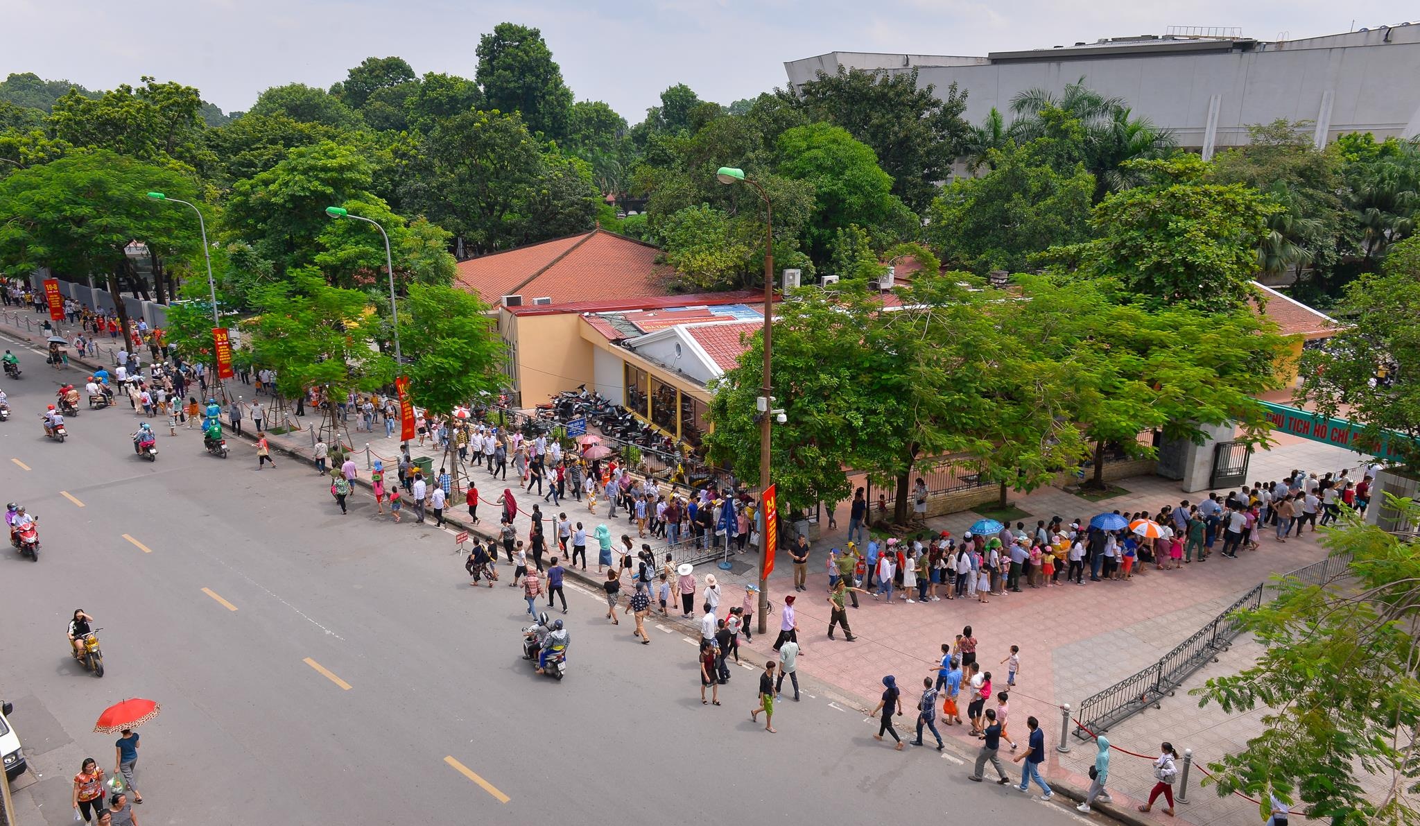 xep hang dai ca km vieng Chu tich Ho Chi Minh anh 1