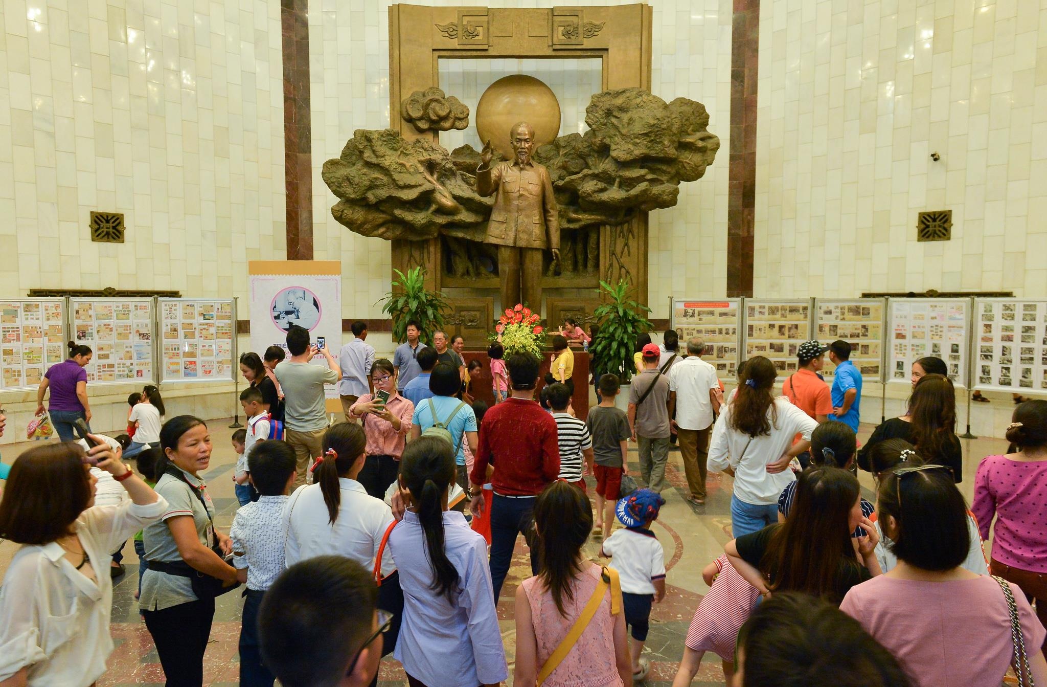 xep hang dai ca km vieng Chu tich Ho Chi Minh anh 7