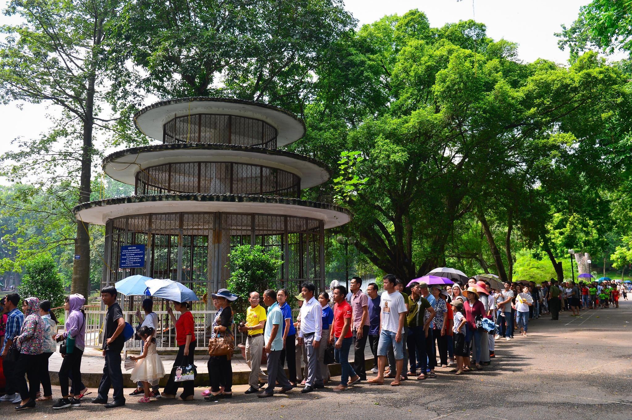 Dong nguoi xep hang dai toi vuon Bach Thao de vao Lang vieng Bac hinh anh
