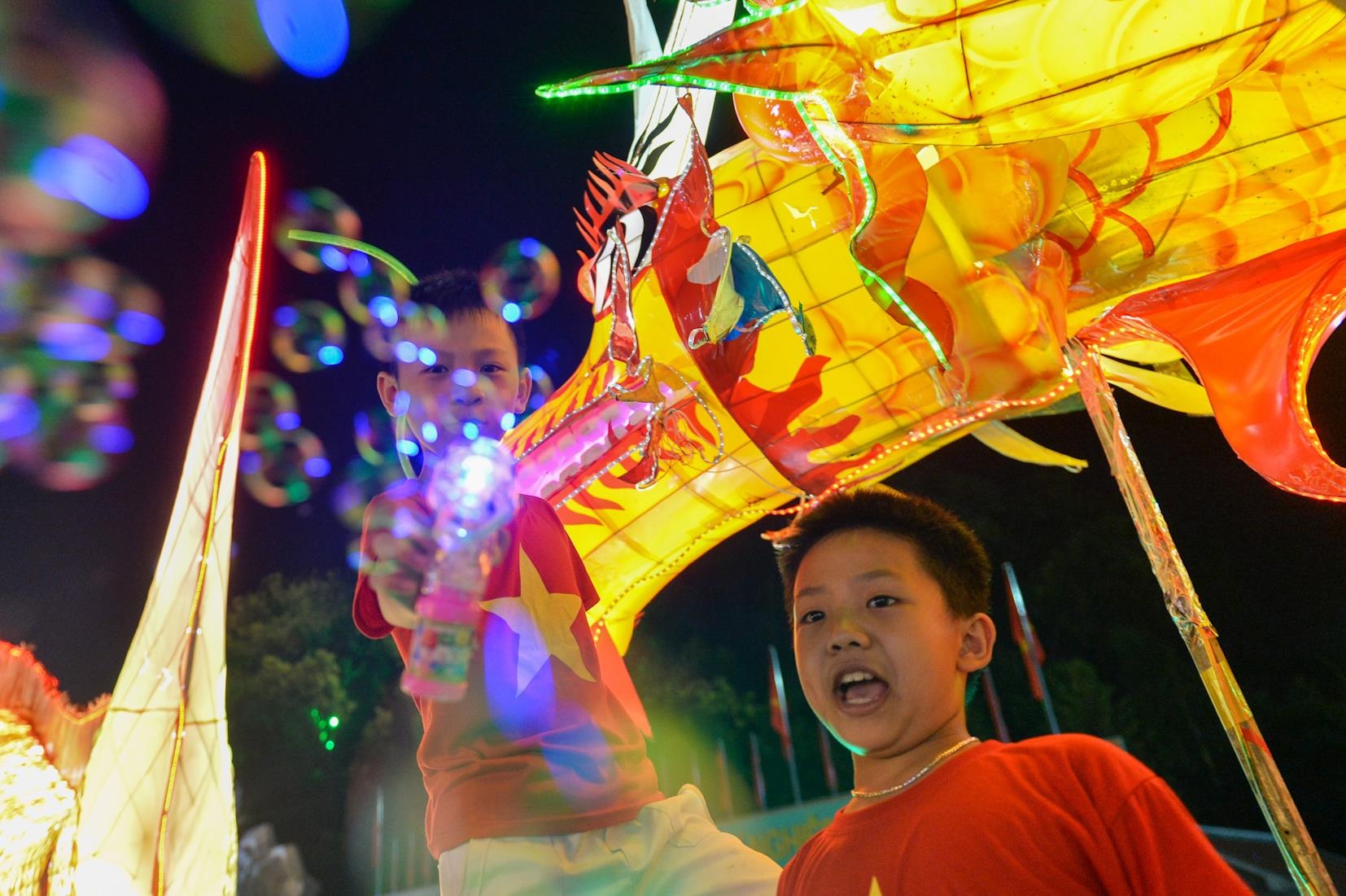 Dieu hanh den long khong lo ra duong don Trung thu hinh anh