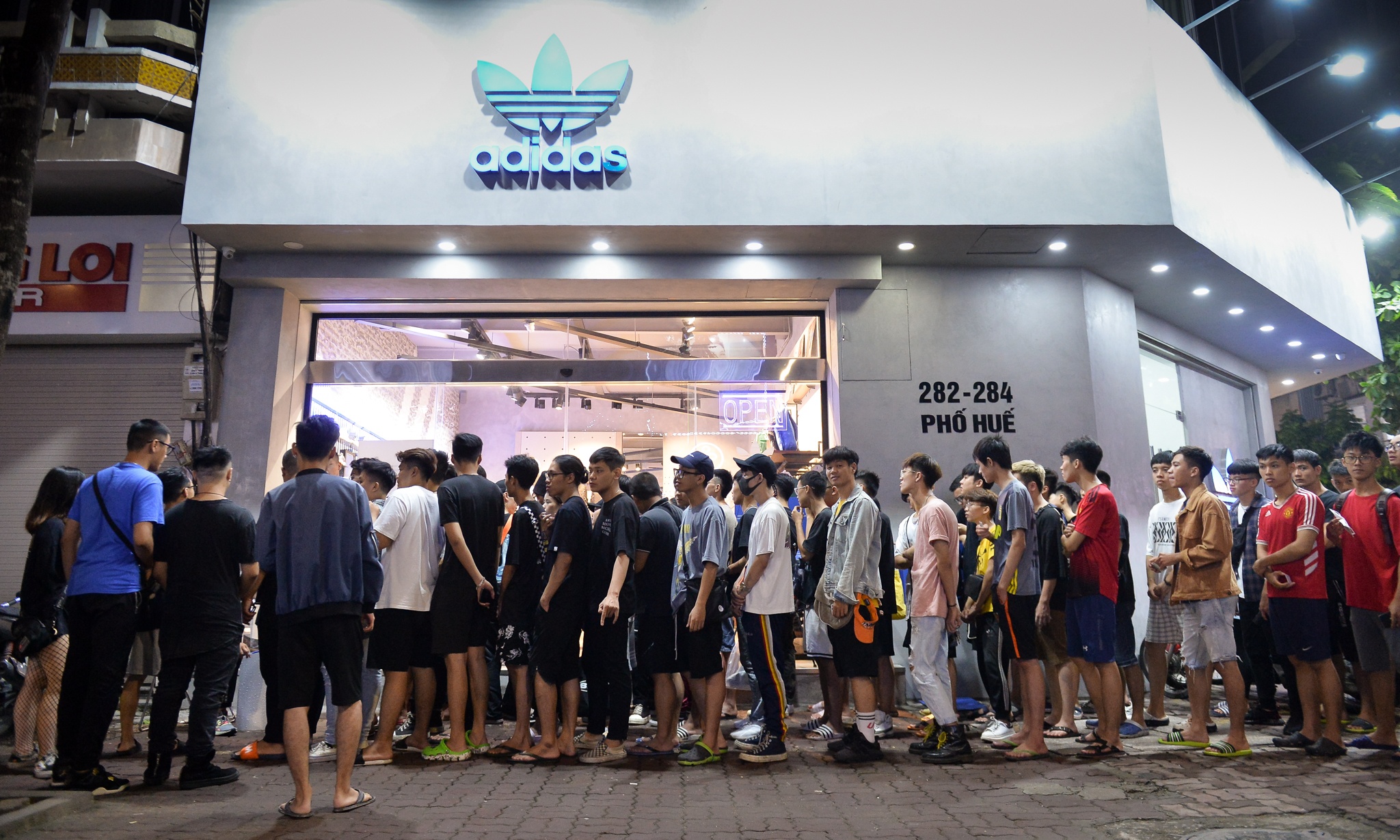 xep hang mua giay yeezy boost 350 v2 anh 1