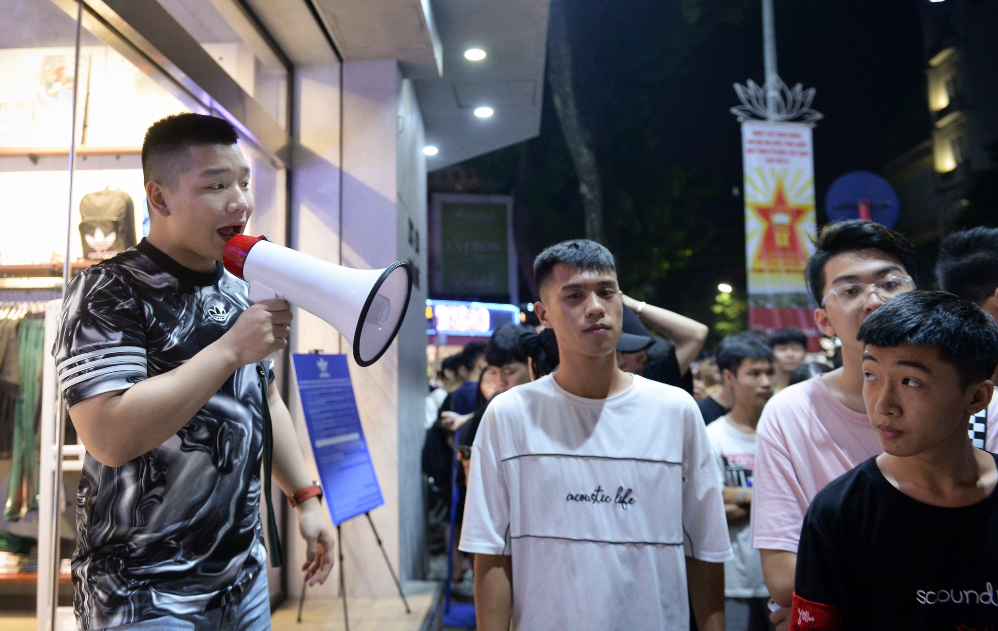 xep hang mua giay yeezy boost 350 v2 anh 2