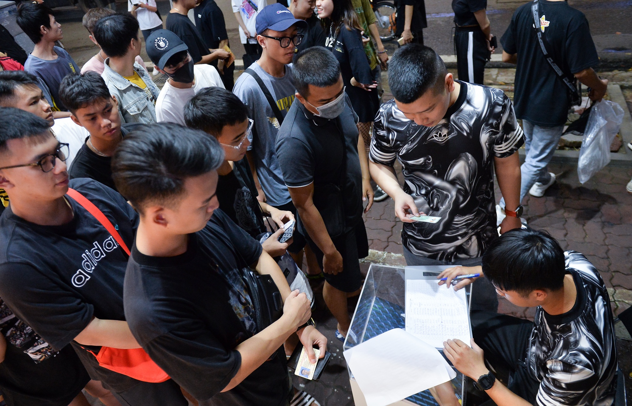 xep hang mua giay yeezy boost 350 v2 anh 3