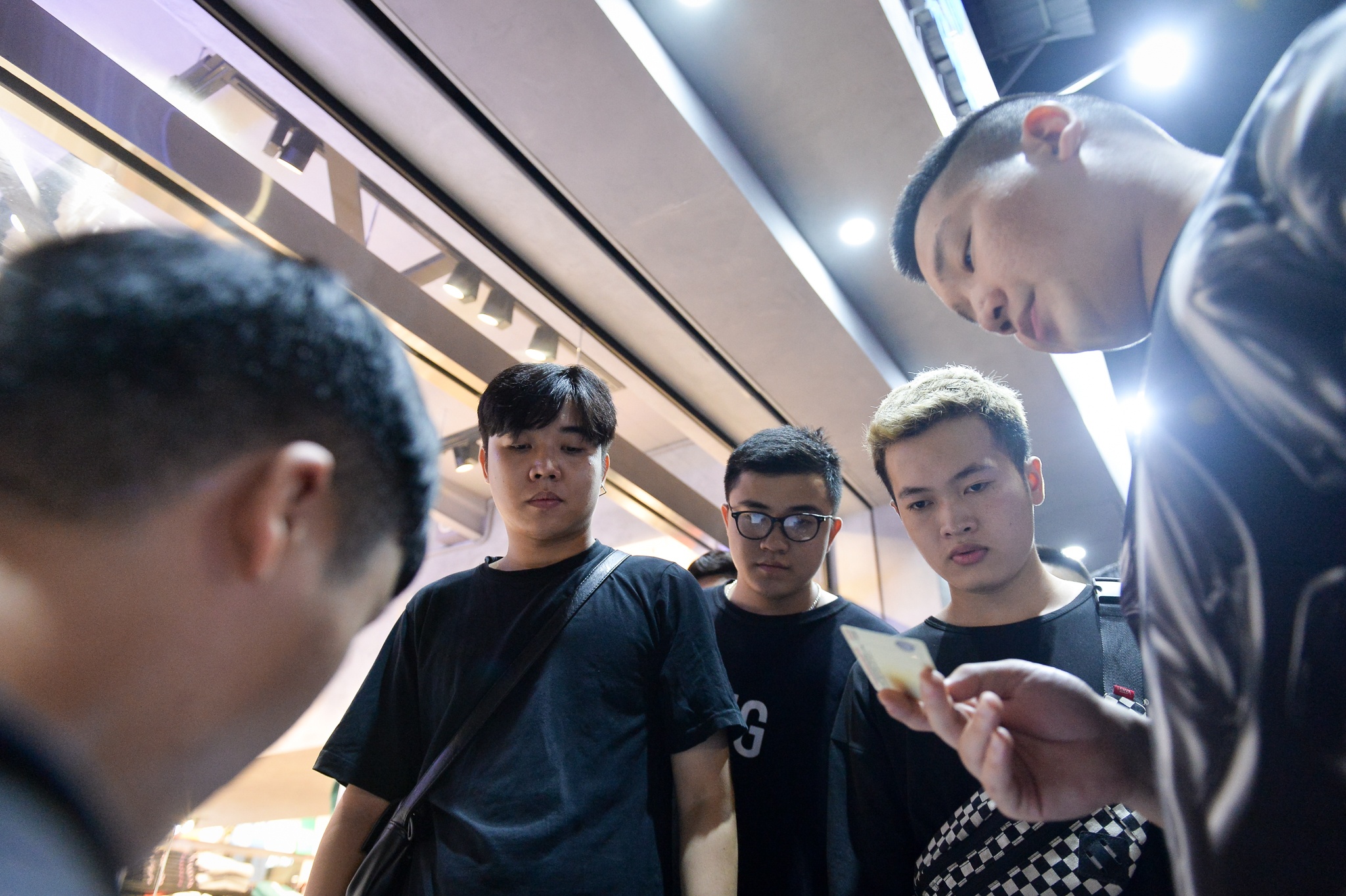 xep hang mua giay yeezy boost 350 v2 anh 7