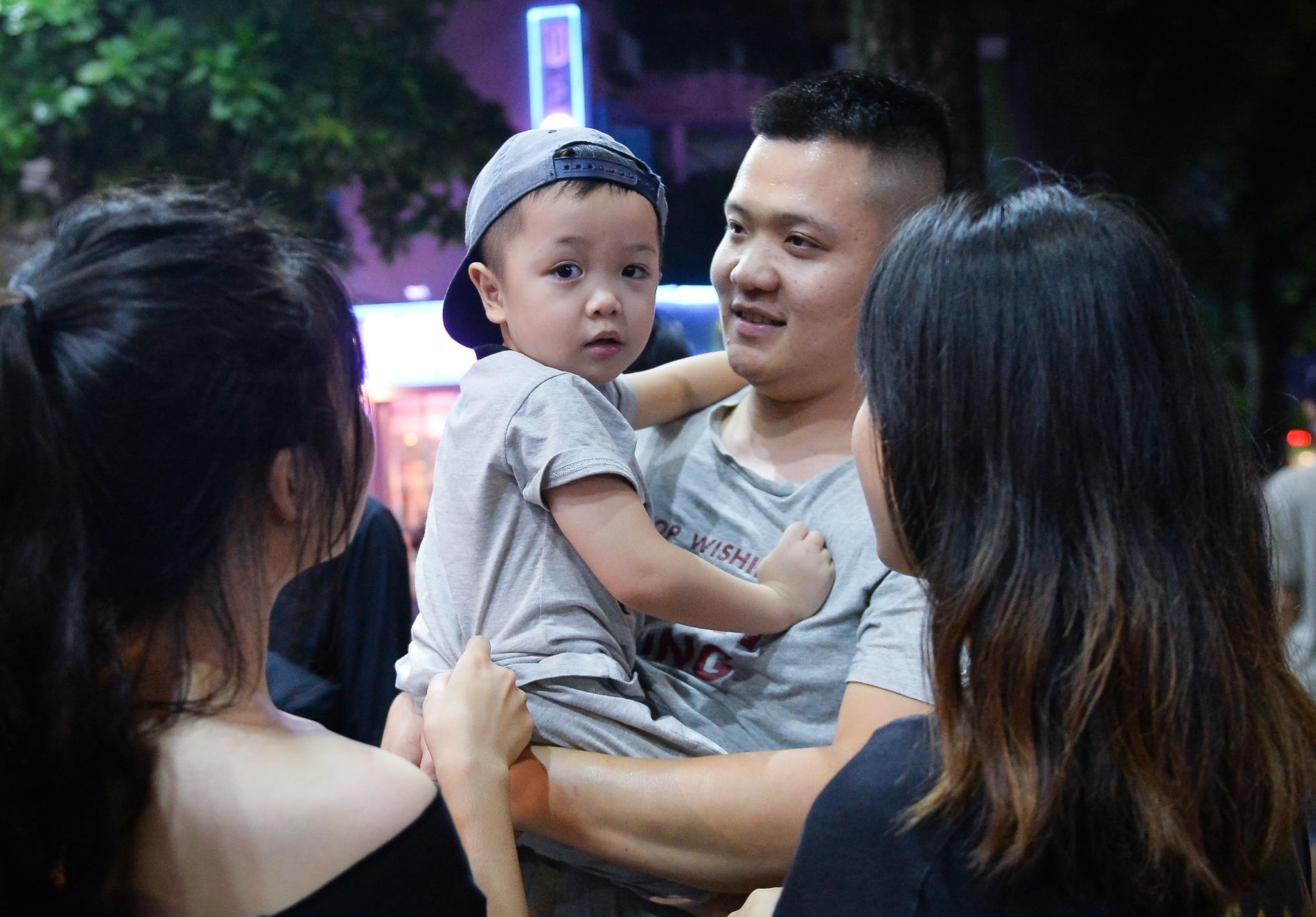 Be con xep hang, diem danh 2 tieng/lan de mua giay Yeezy moi hinh anh