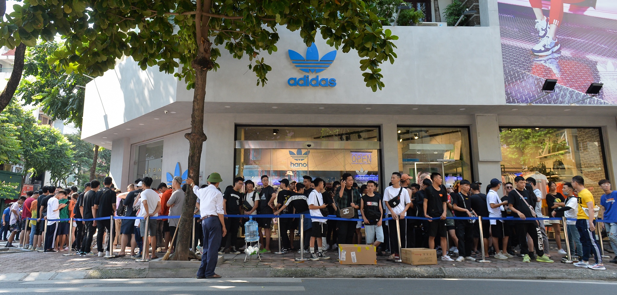 Yeezy 350 V2 Cloud White anh 1