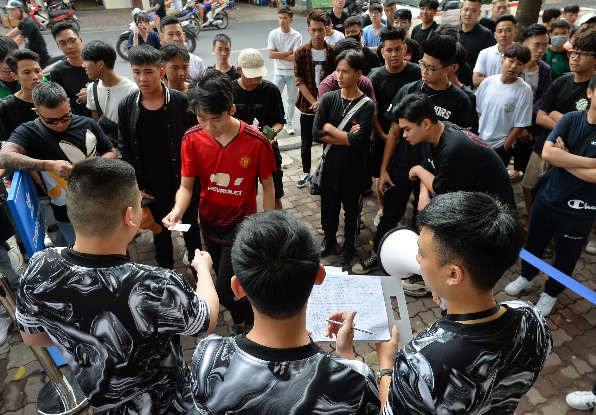 Yeezy 350 V2 Cloud White anh 2