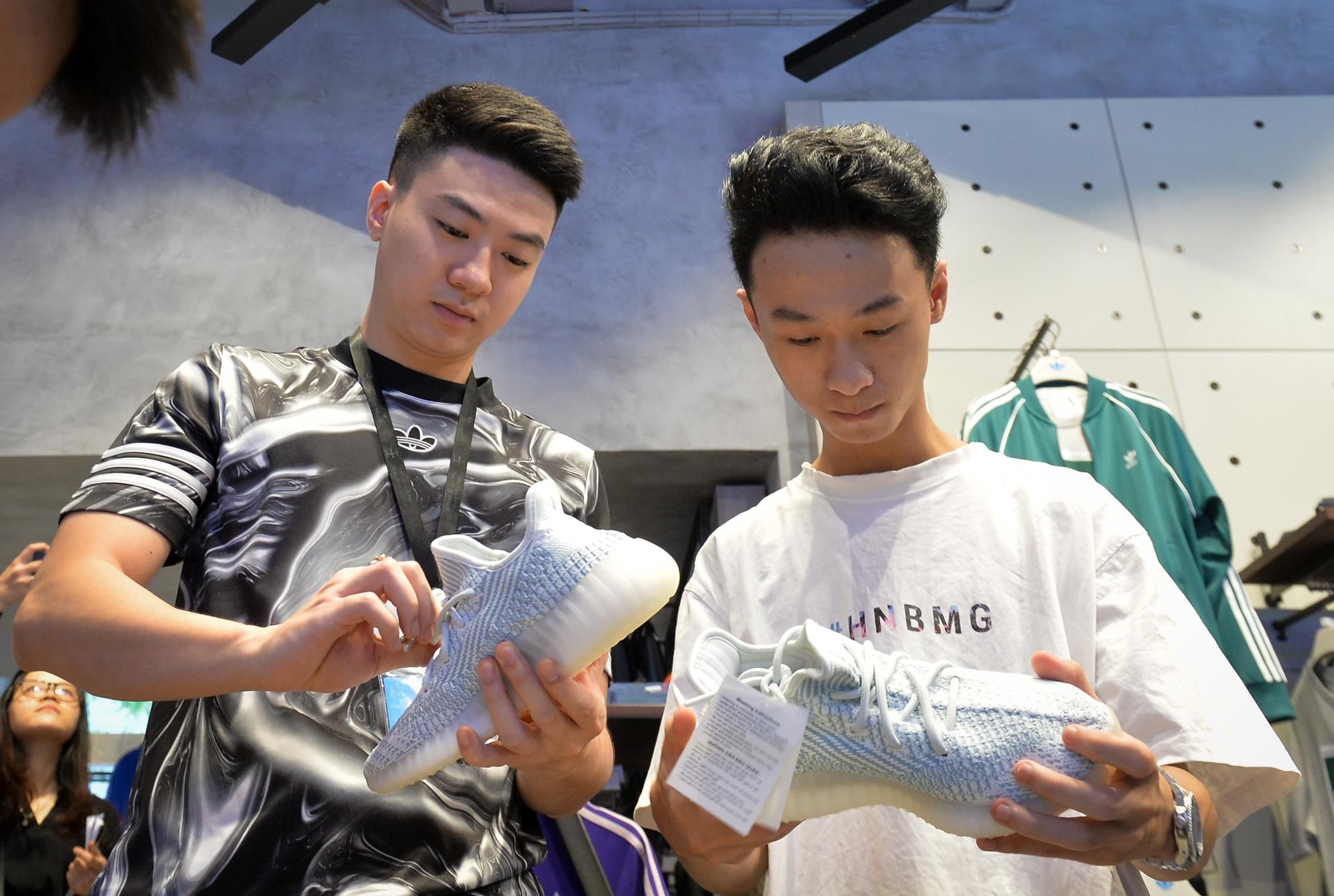 An ngu 4 ngay ngoai pho mua giay Yeezy, ban lai ngay 6 trieu dong hinh anh