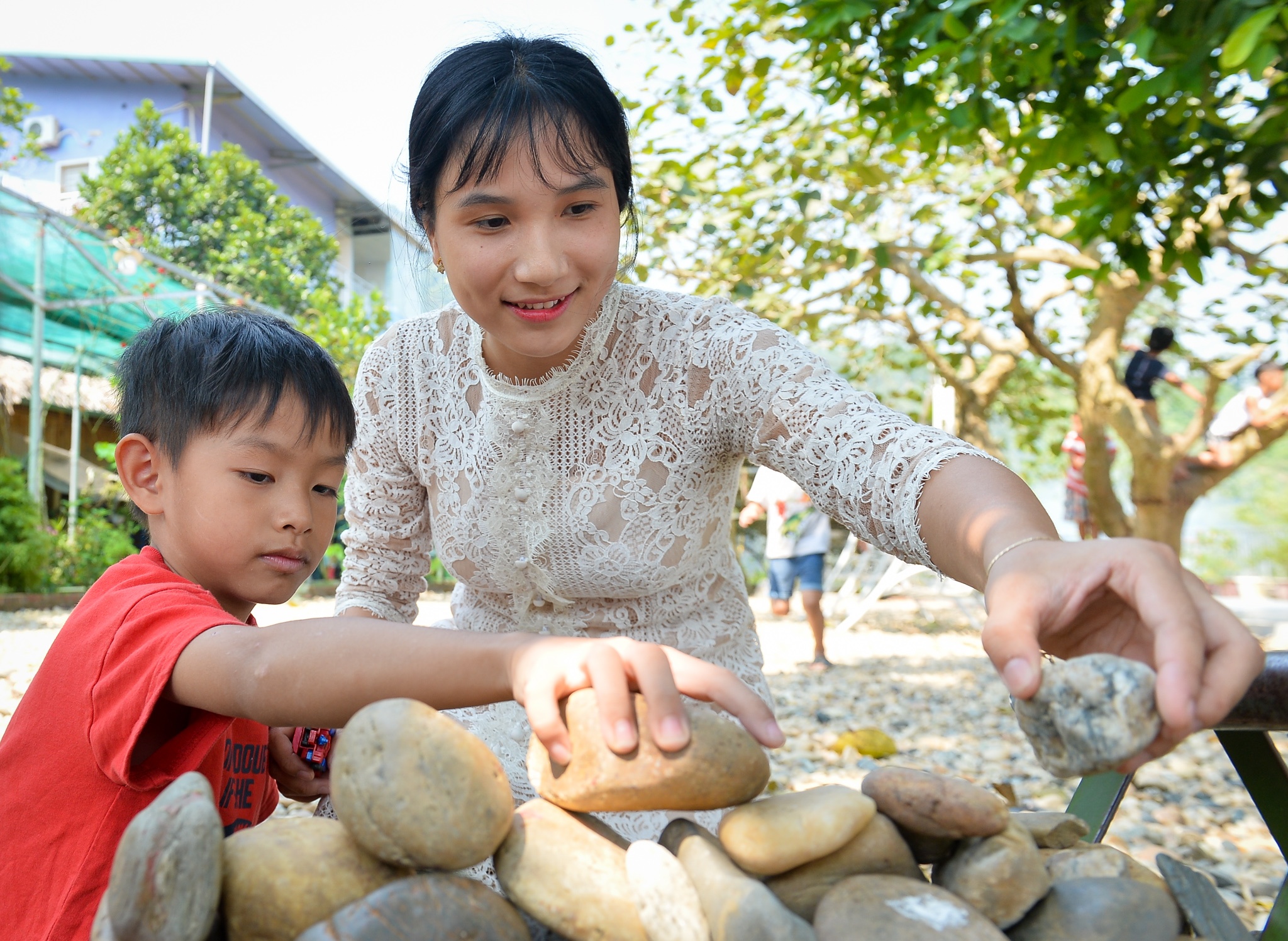 chi em sinh doi cung lam co giao anh 10