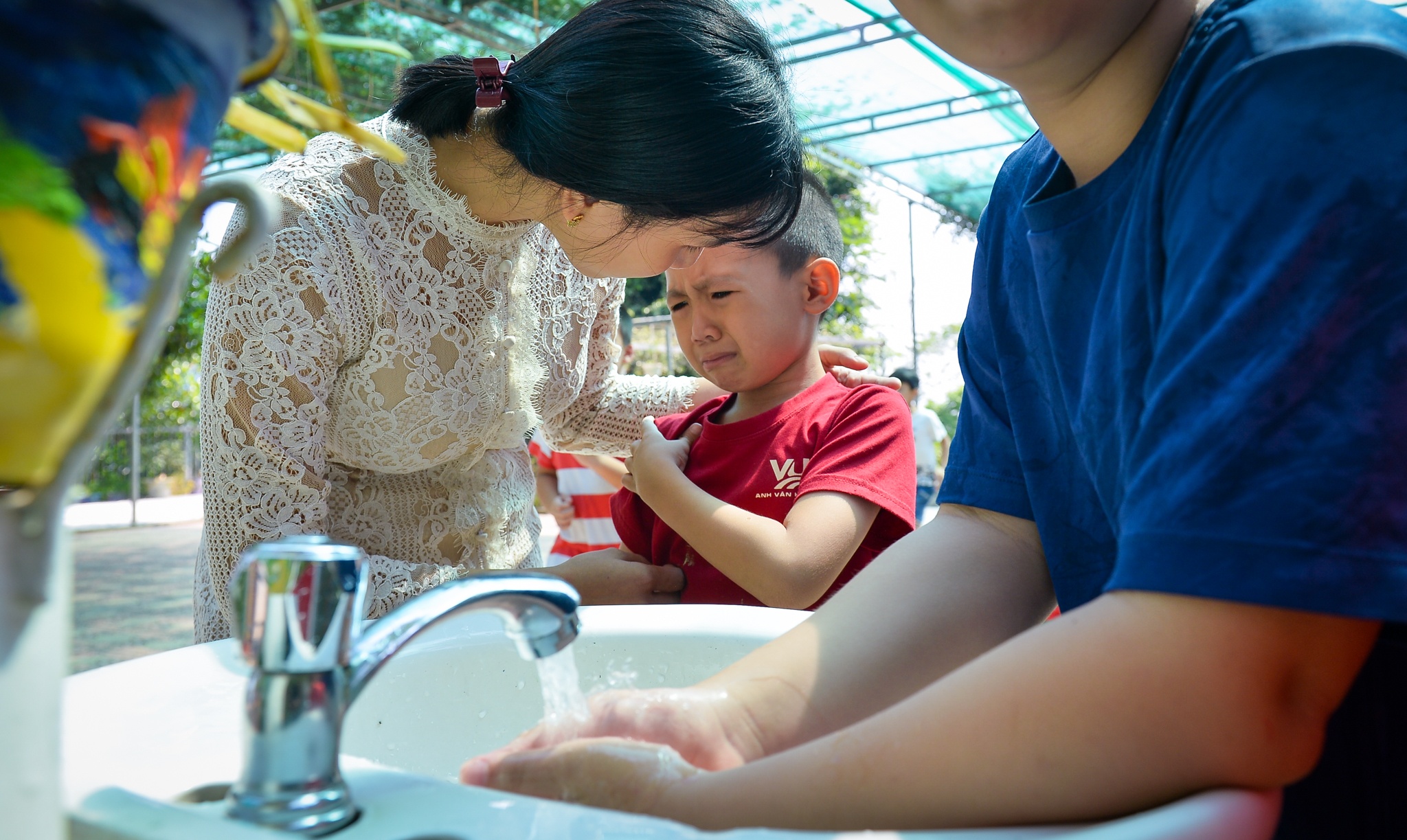 chi em sinh doi cung lam co giao anh 12