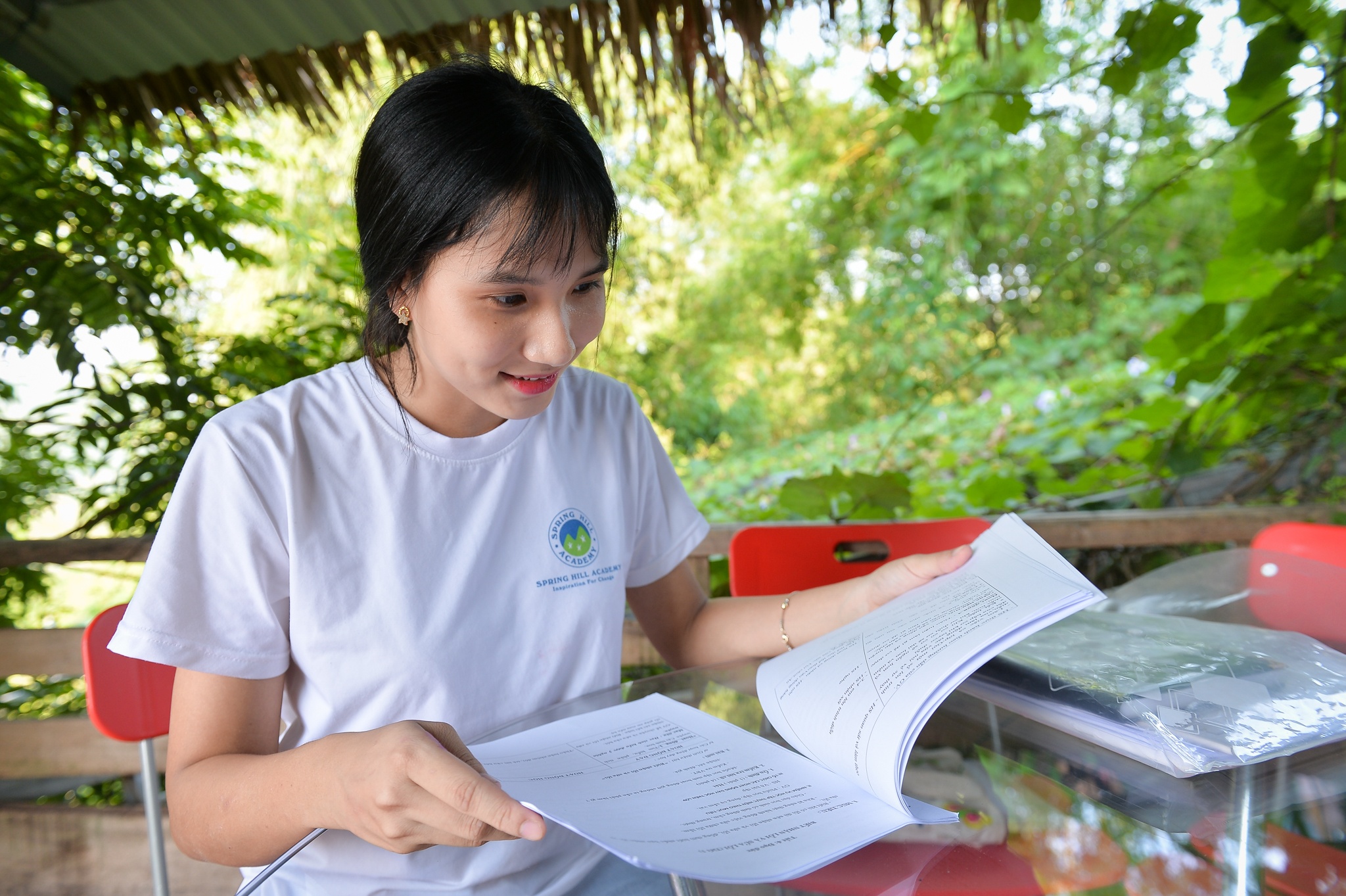 chi em sinh doi cung lam co giao anh 13