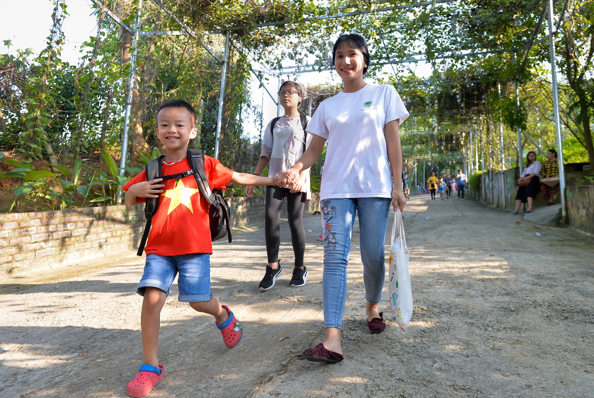 chi em sinh doi cung lam co giao anh 14