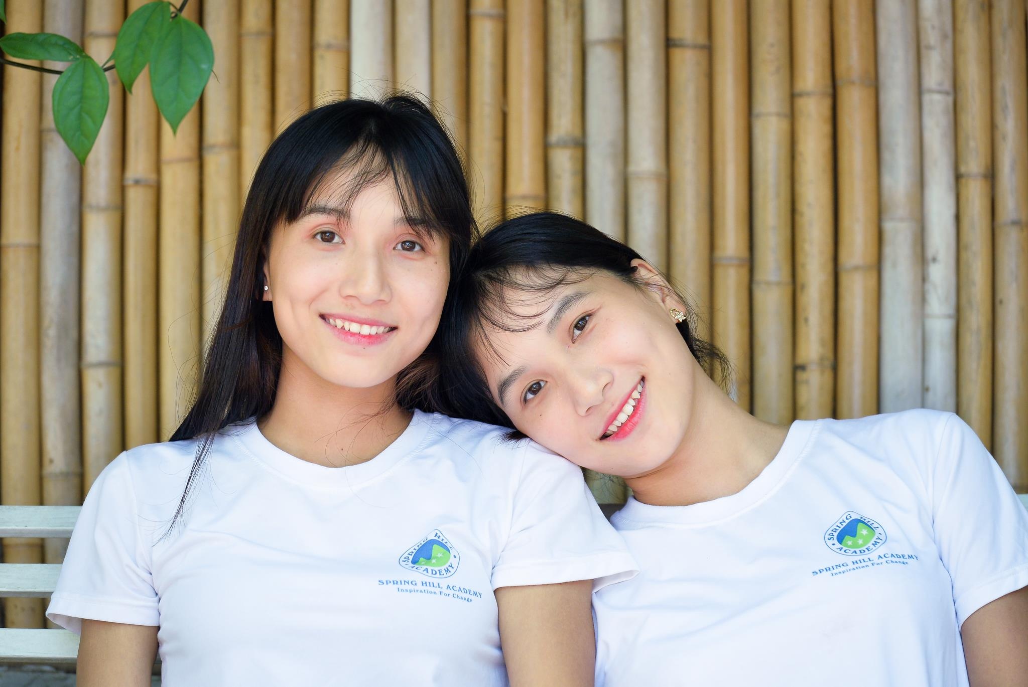 Chi em sinh doi la co giao, giong nhau den muc hoc sinh cung nham hinh anh