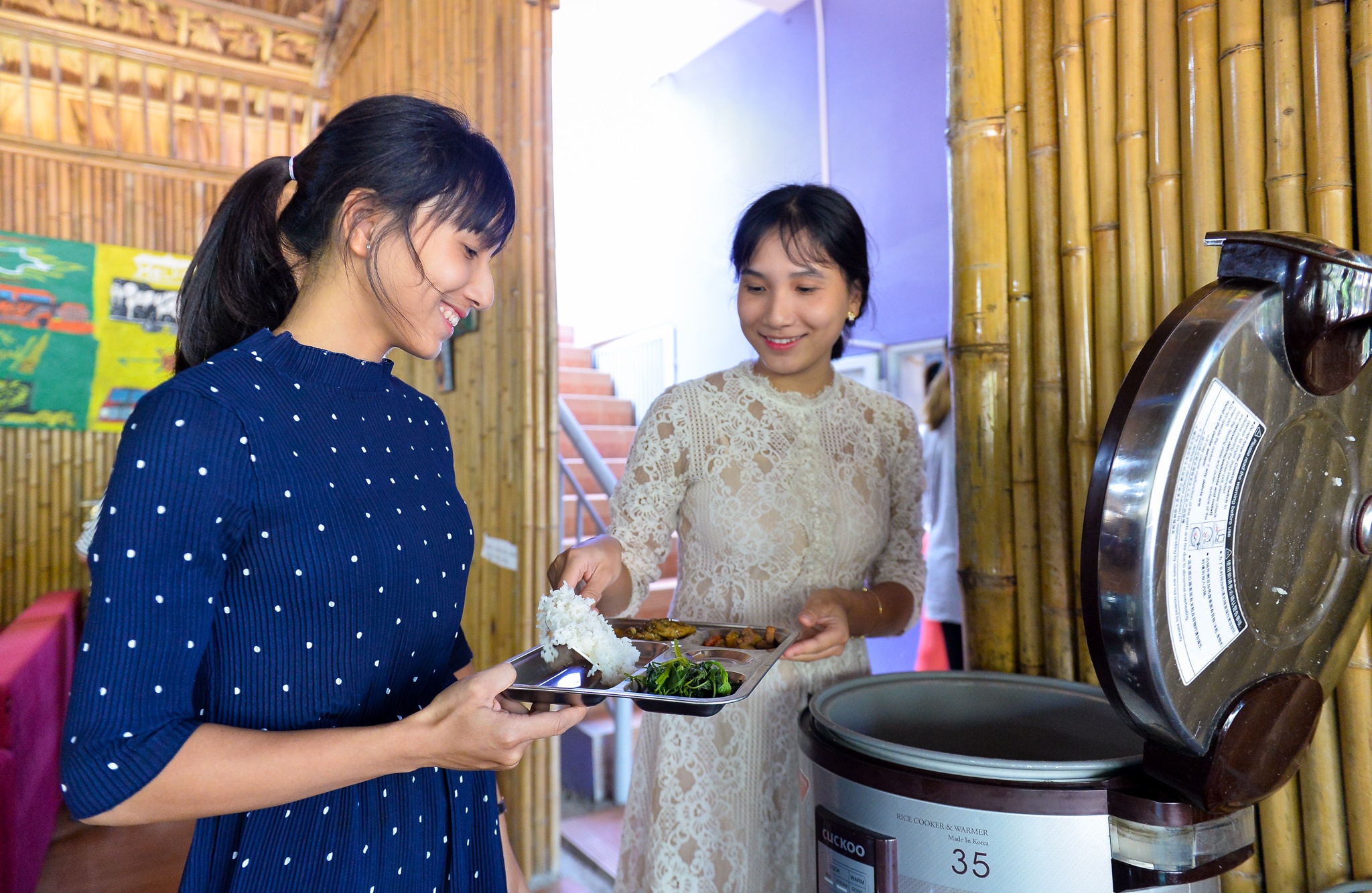 chi em sinh doi cung lam co giao anh 4