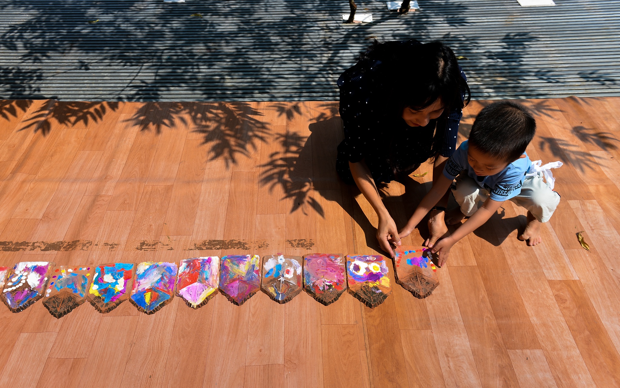 chi em sinh doi cung lam co giao anh 8