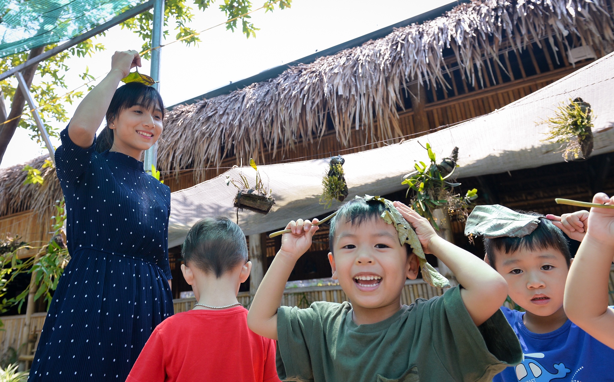 chi em sinh doi cung lam co giao anh 9