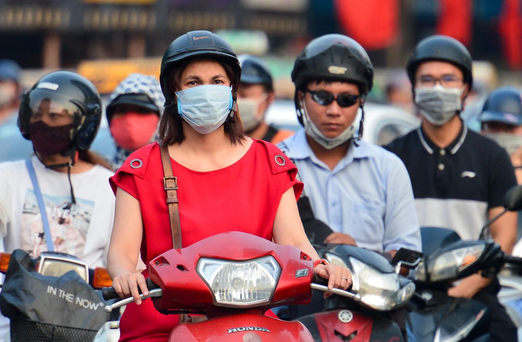 Khoi xe, bui duong bua vay nguoi Ha Noi hinh anh