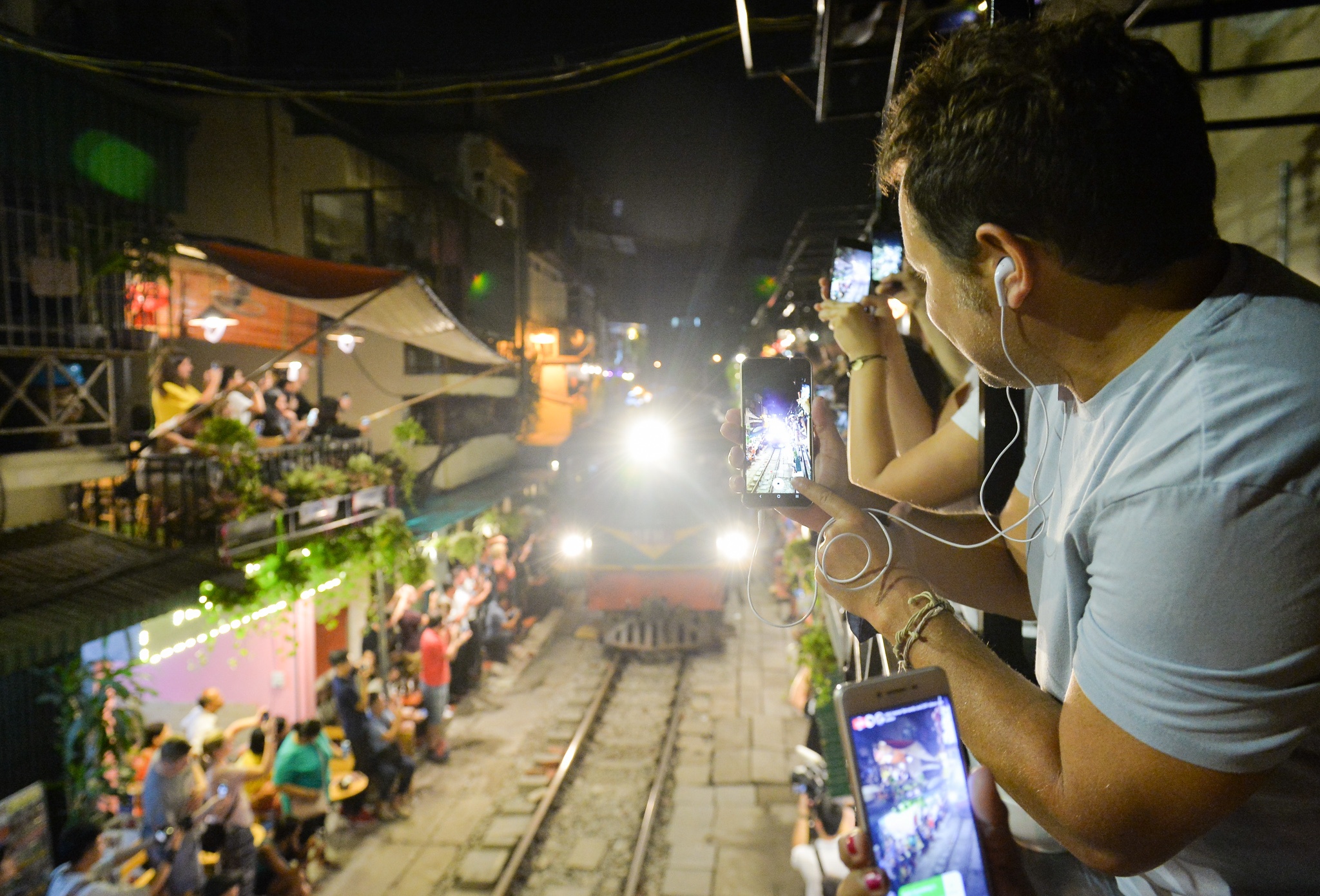 Ca phe duong tau van dong khach anh 1