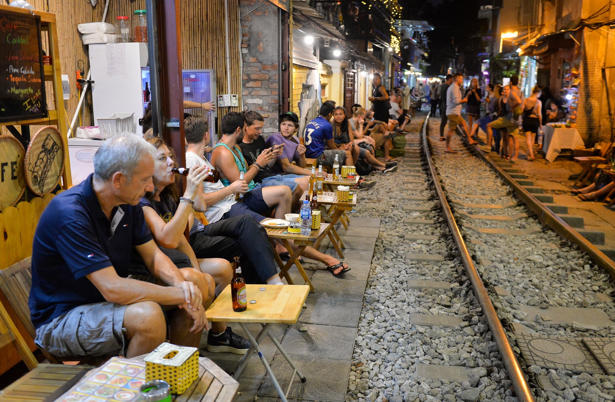 Ca phe duong tau van dong khach anh 2