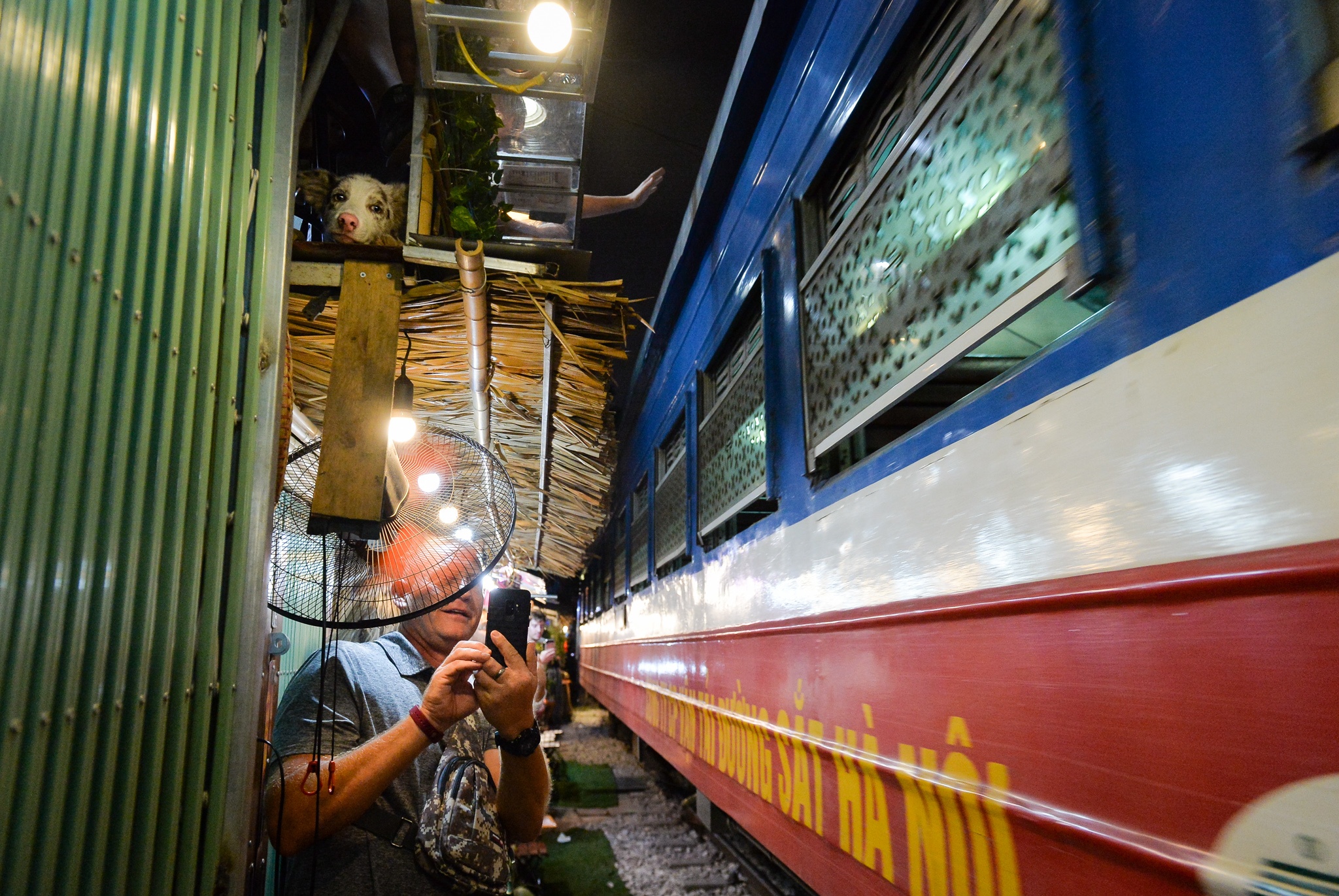 Ca phe duong tau van dong khach anh 4